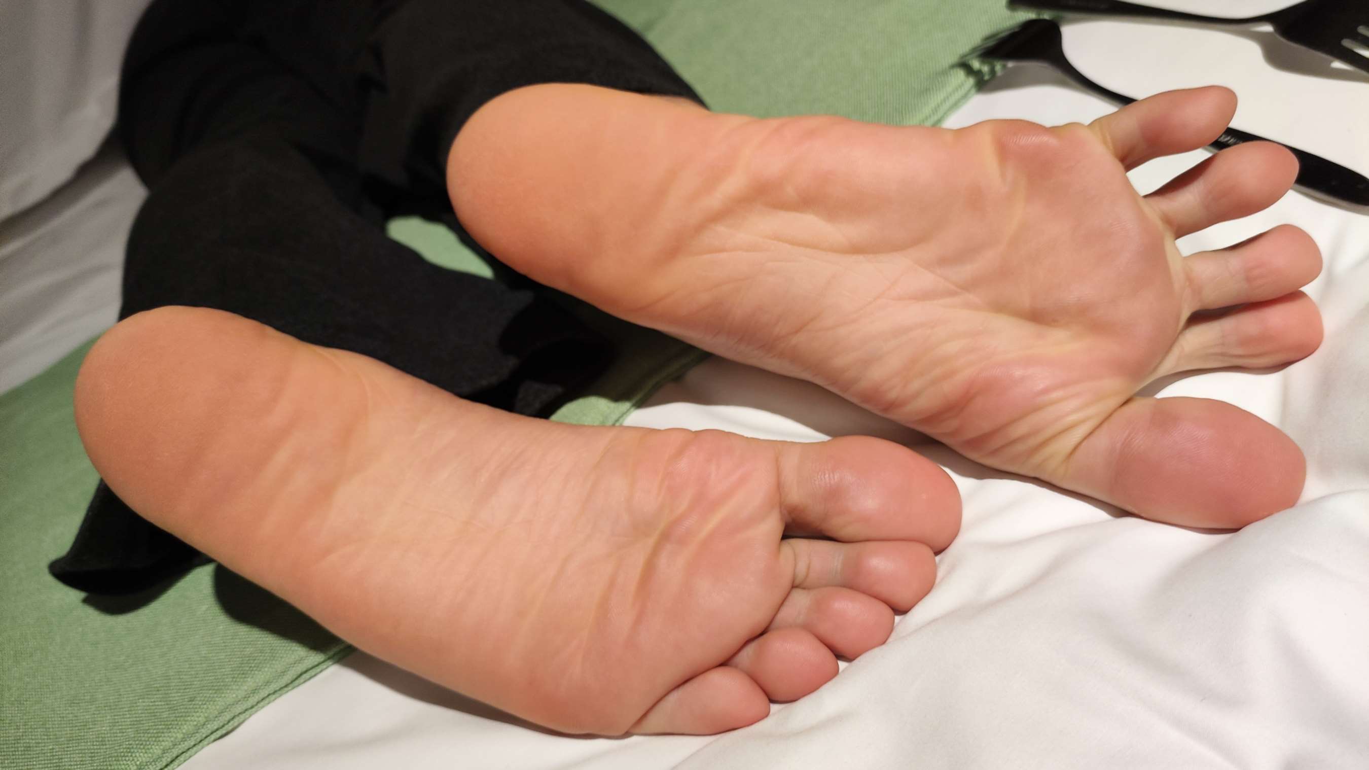 《妹子脚底涂鸦，洗刷脚底，牙签，叉子，笑声非常可爱》作品图