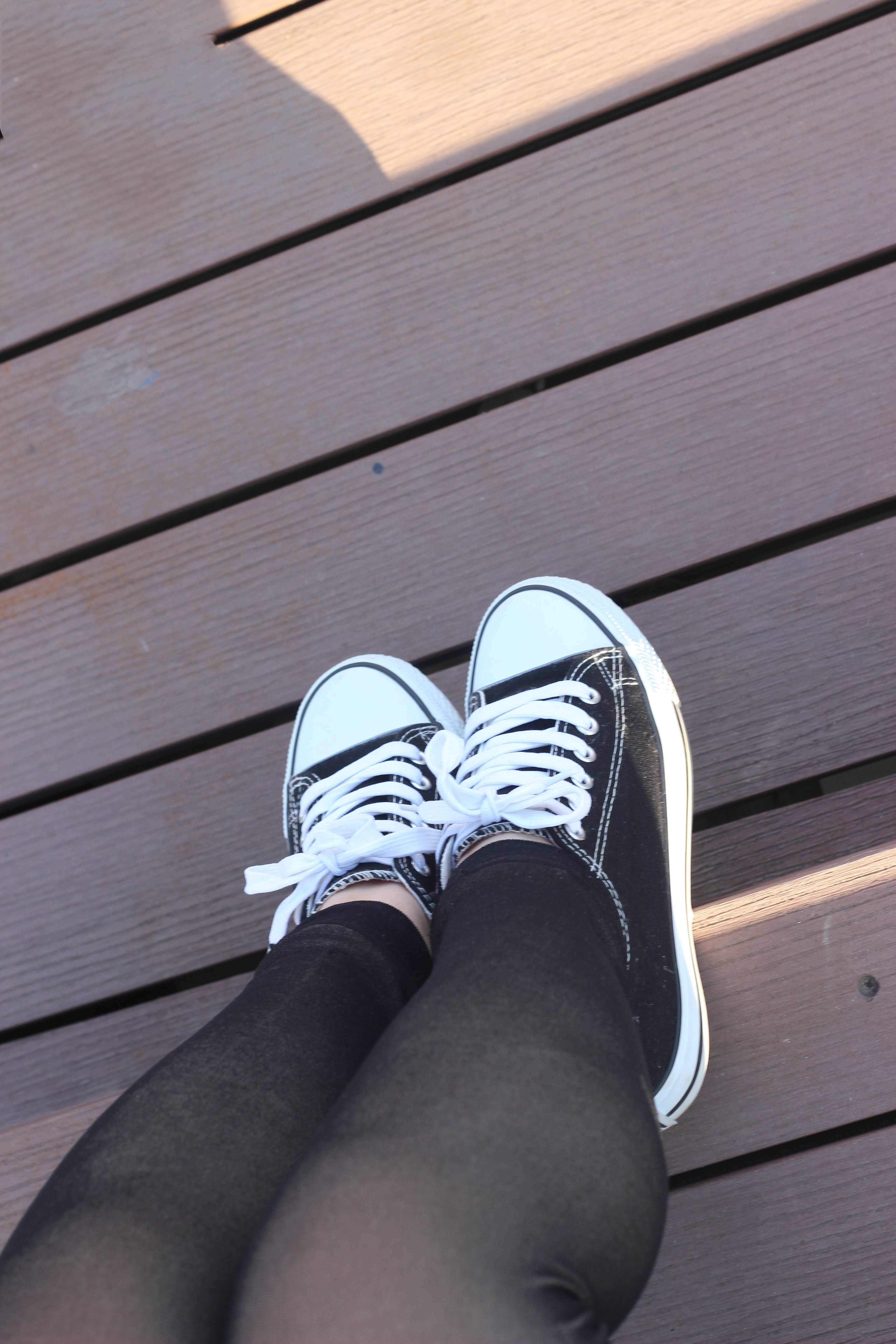 《邻班少女棉袜の裸足脚丫》作品图