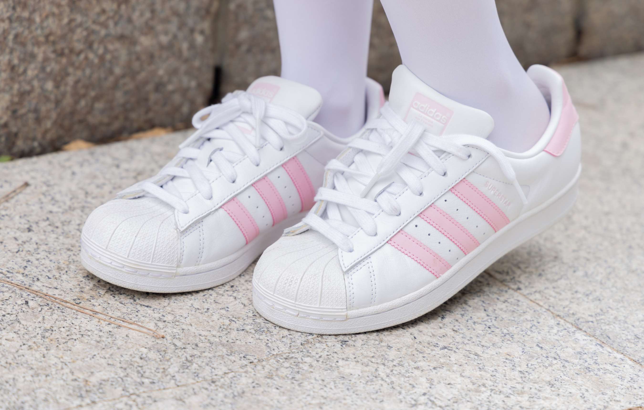 《闪闪-板鞋、厚白丝、户外草地公园沙滩脱鞋丝袜走路剧情》作品图