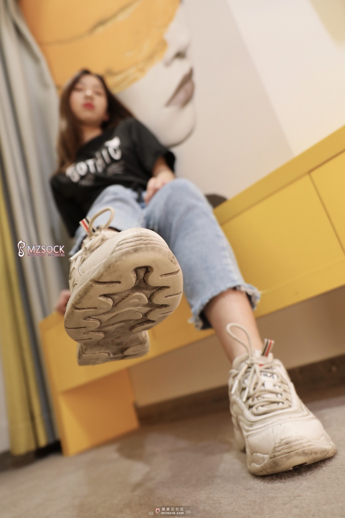 《牛仔裤下的美眉》作品图