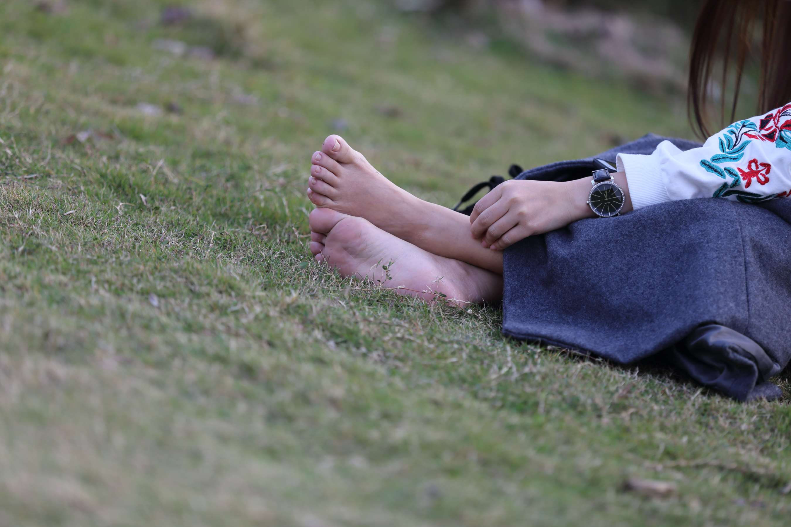 《少女从耐克运动鞋脱出如此湿润的汗脚》作品图