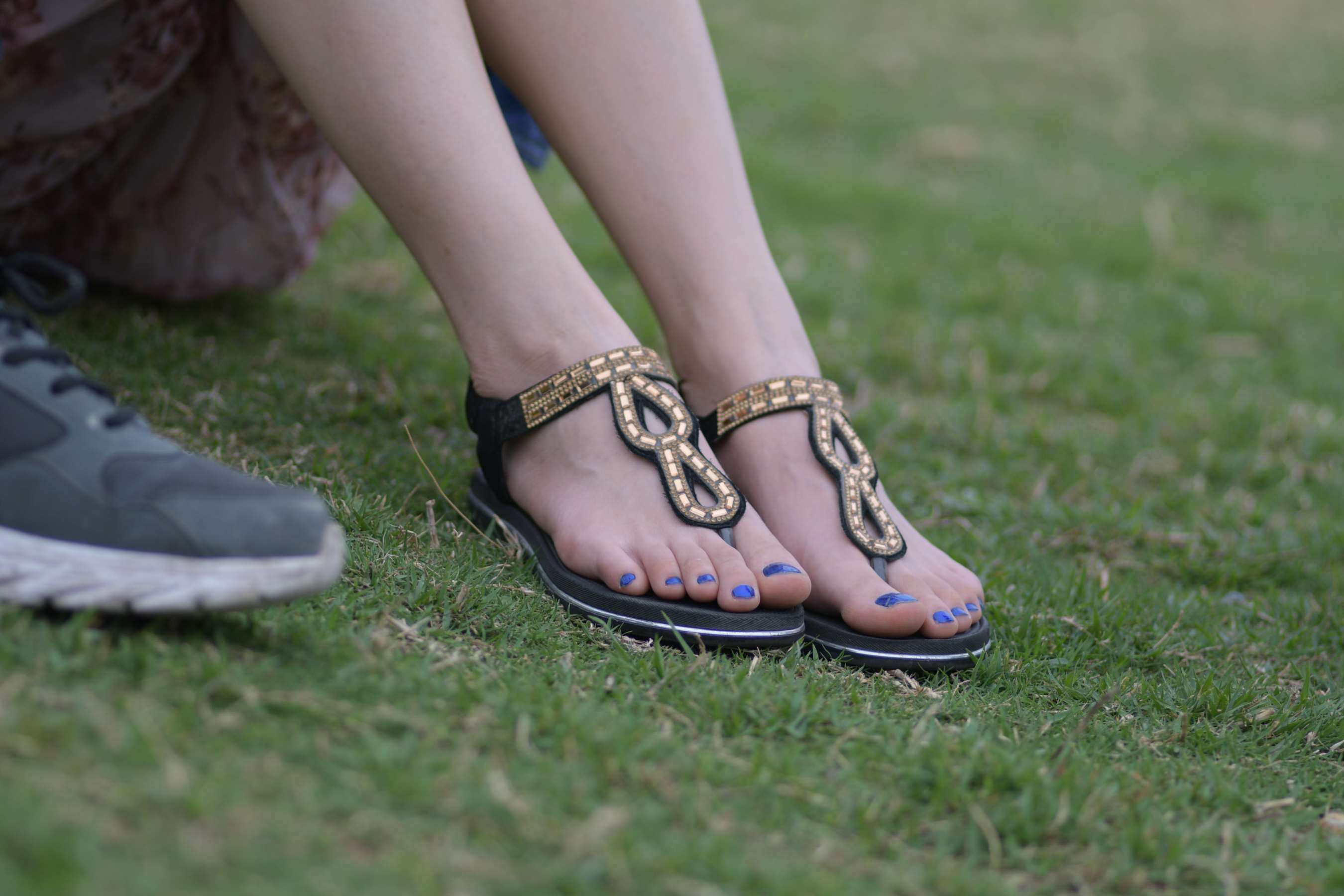 《超级漂亮的年轻美女,她那双极度勾魂白皙如玉的玉足》作品图