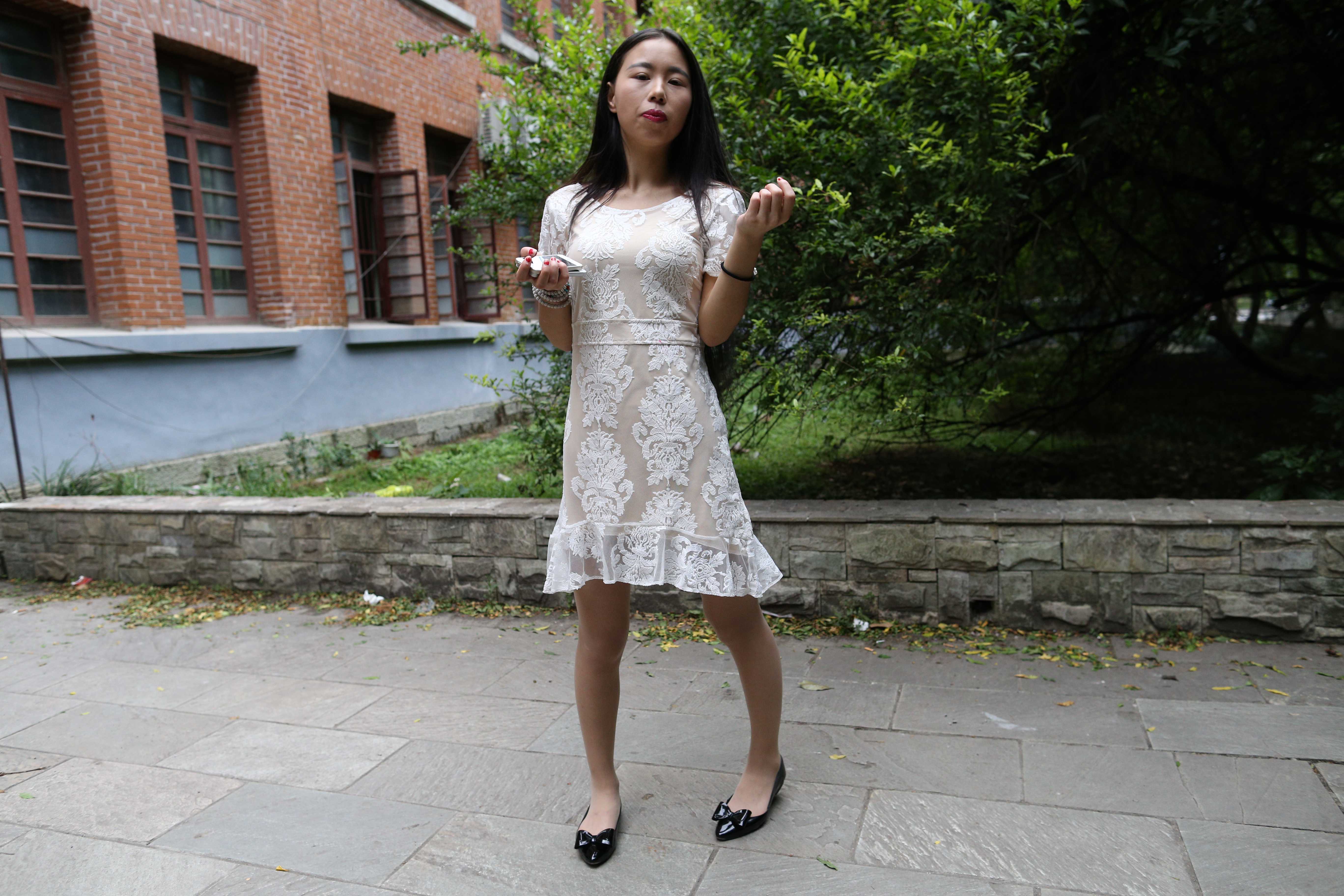 《白色连衣裙の灰丝脚丫+视频四部》作品图