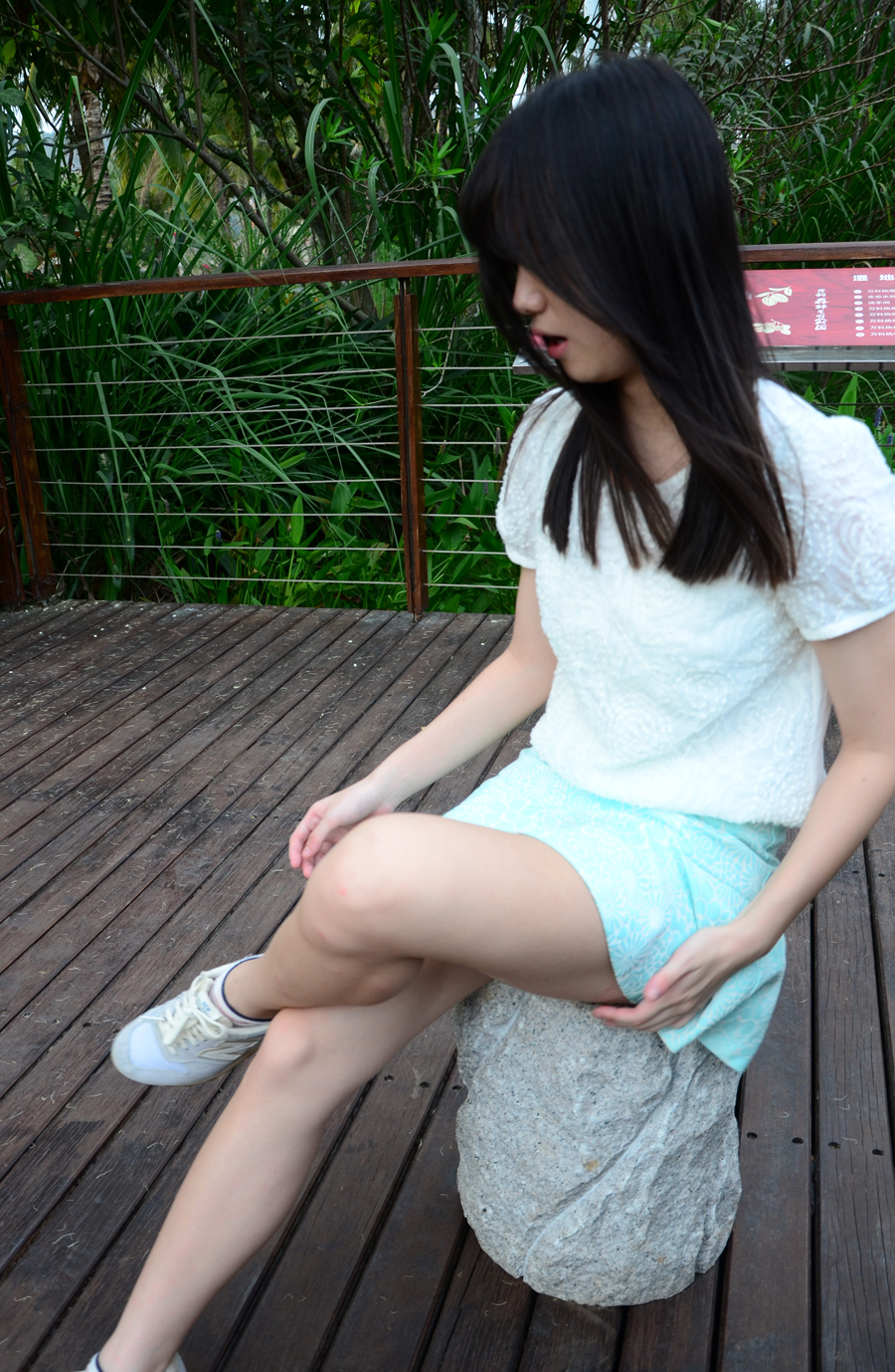 《公园石台上鲜嫩妹子》作品图