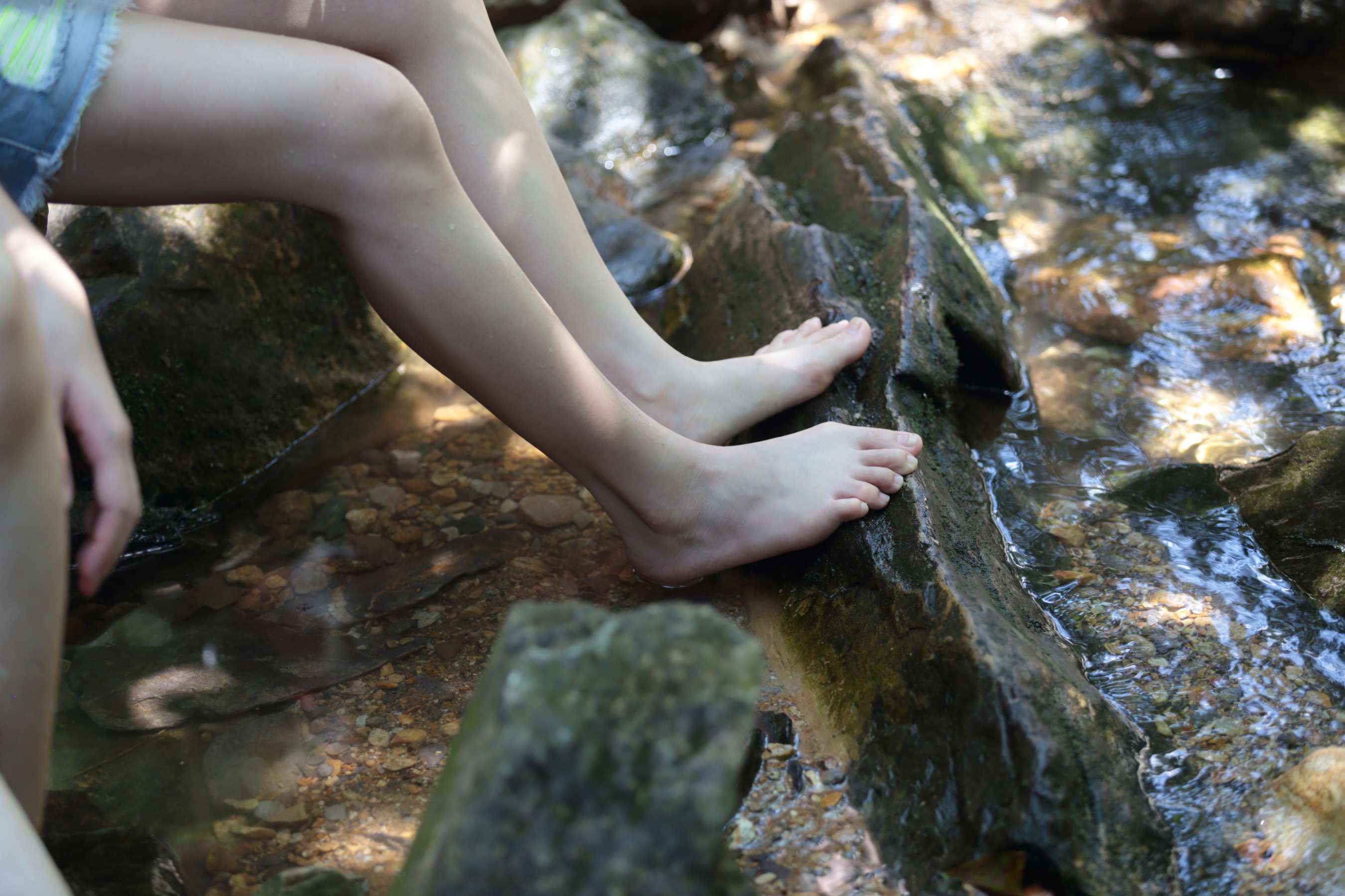 《两位18岁美少女的白嫩玉足》作品图