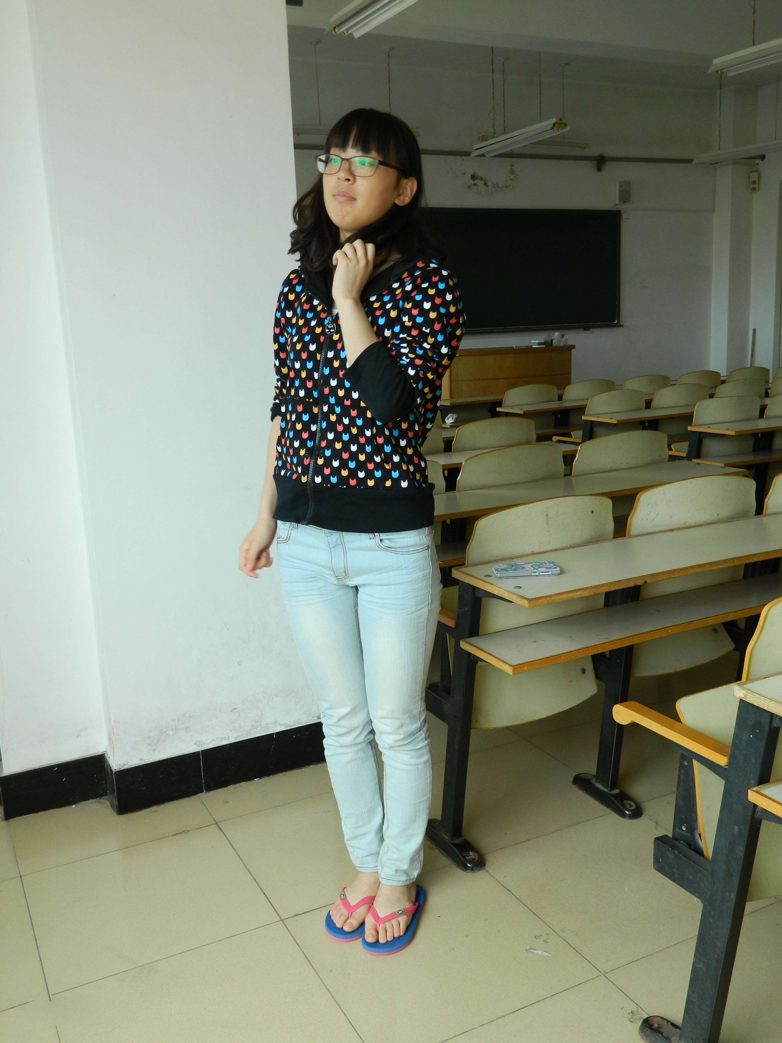 《女大学生教室展人字拖の裸足》作品图