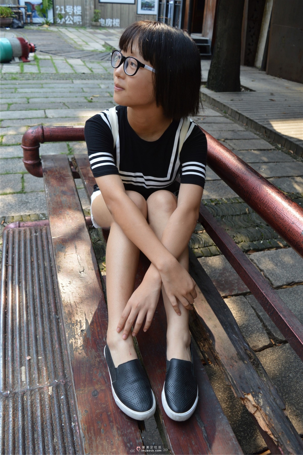 《嫩脚乖巧中学生》作品图