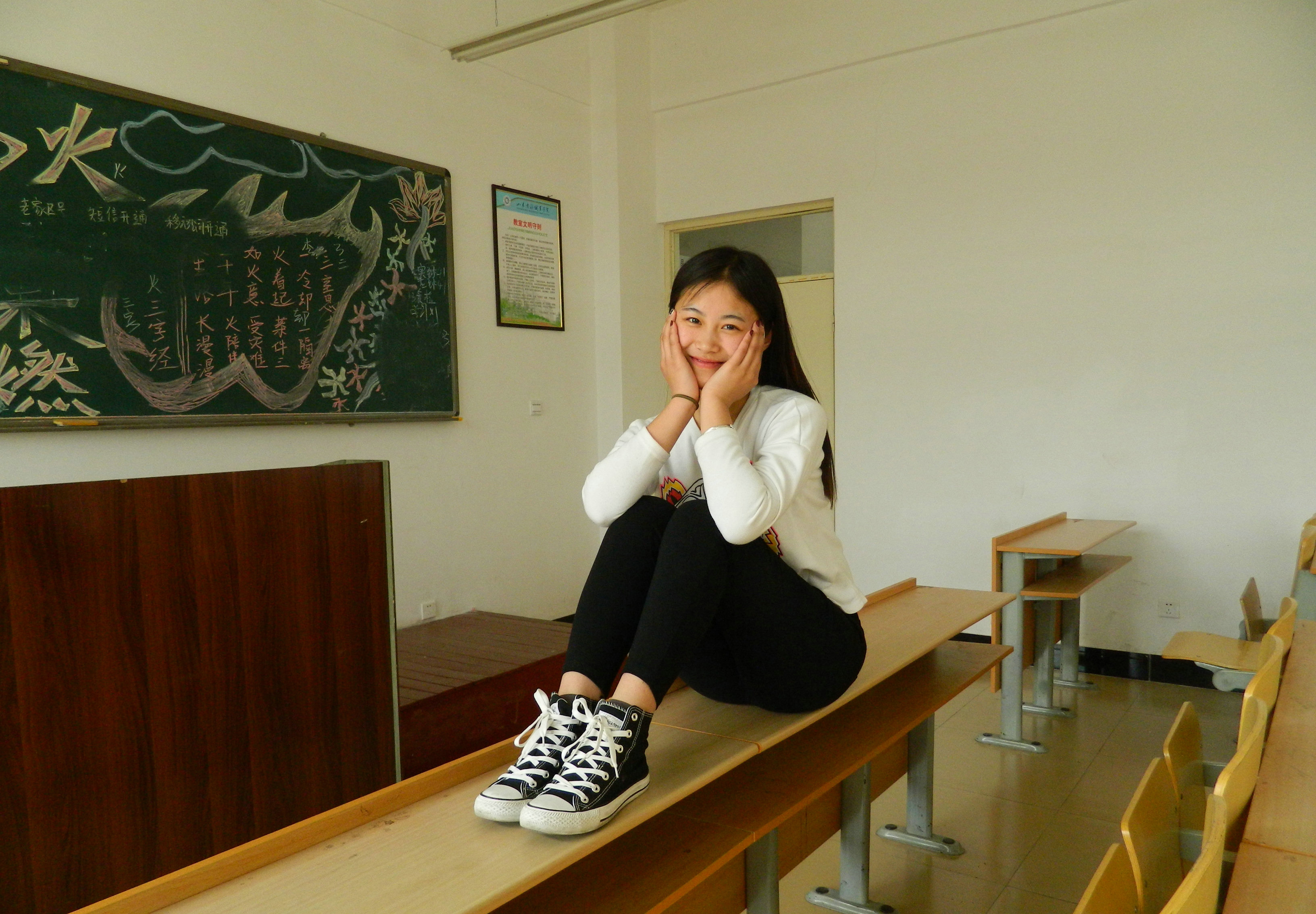 《学妹璐璐教室帆布鞋裸足》作品图