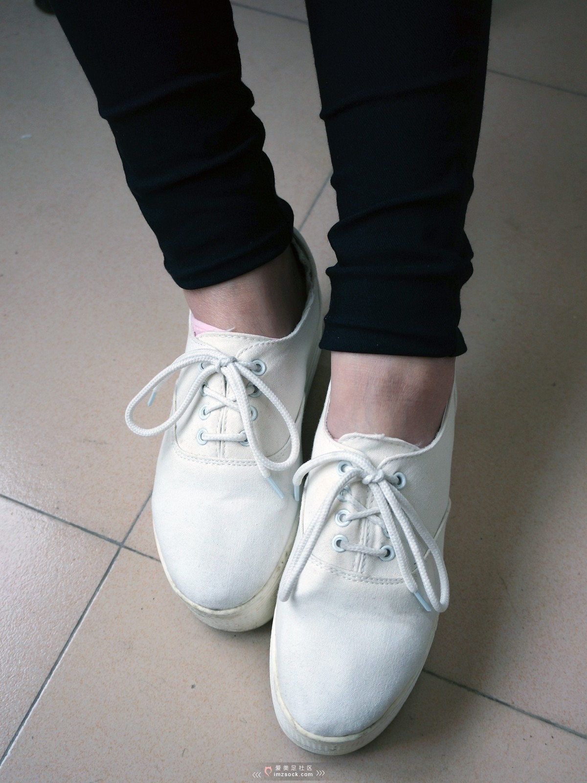 《学校里的嫩脚少女 红指甲+粉色小船袜》作品图