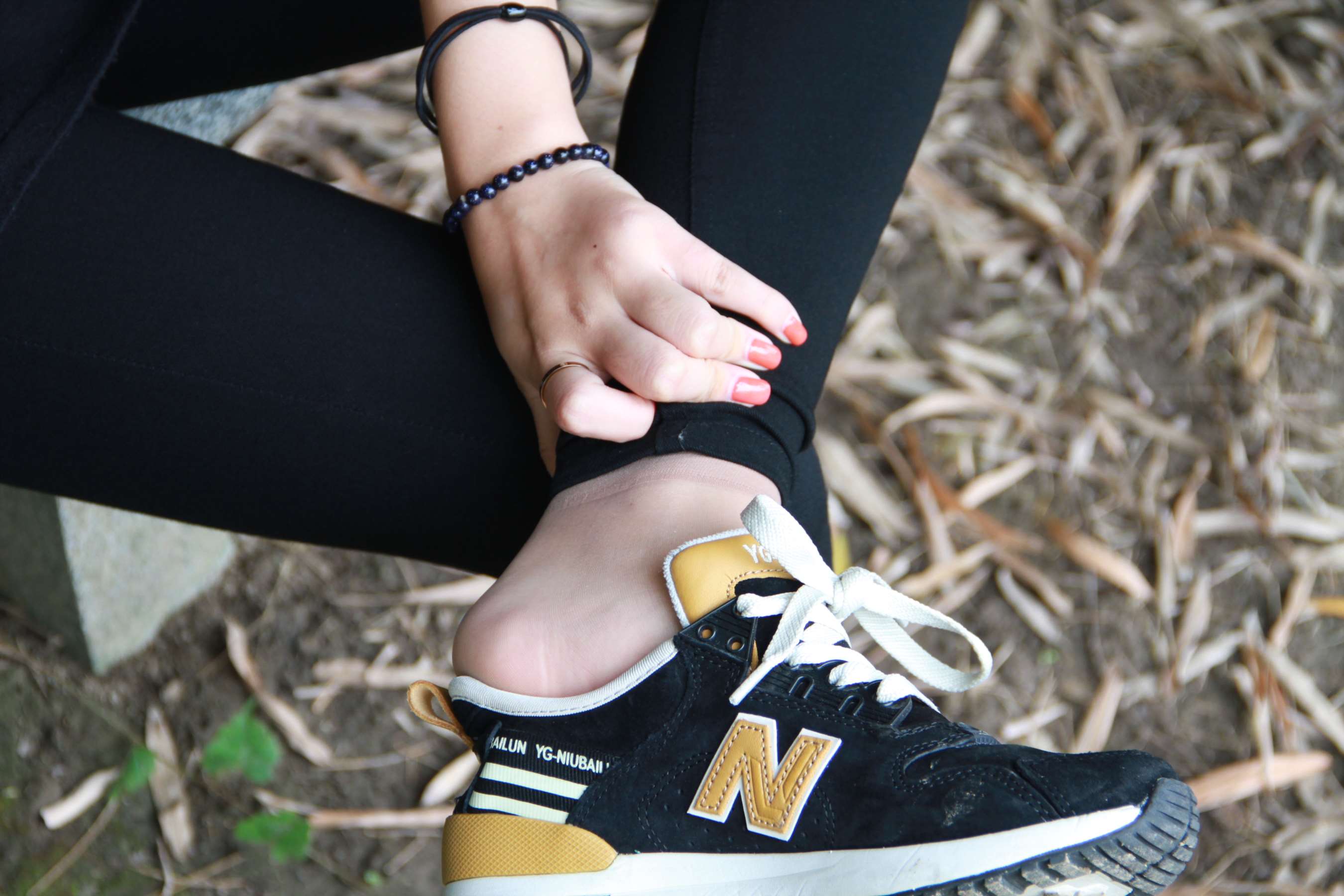 《刚刚上完体育课师妹从运动鞋脱出的丝足》作品图