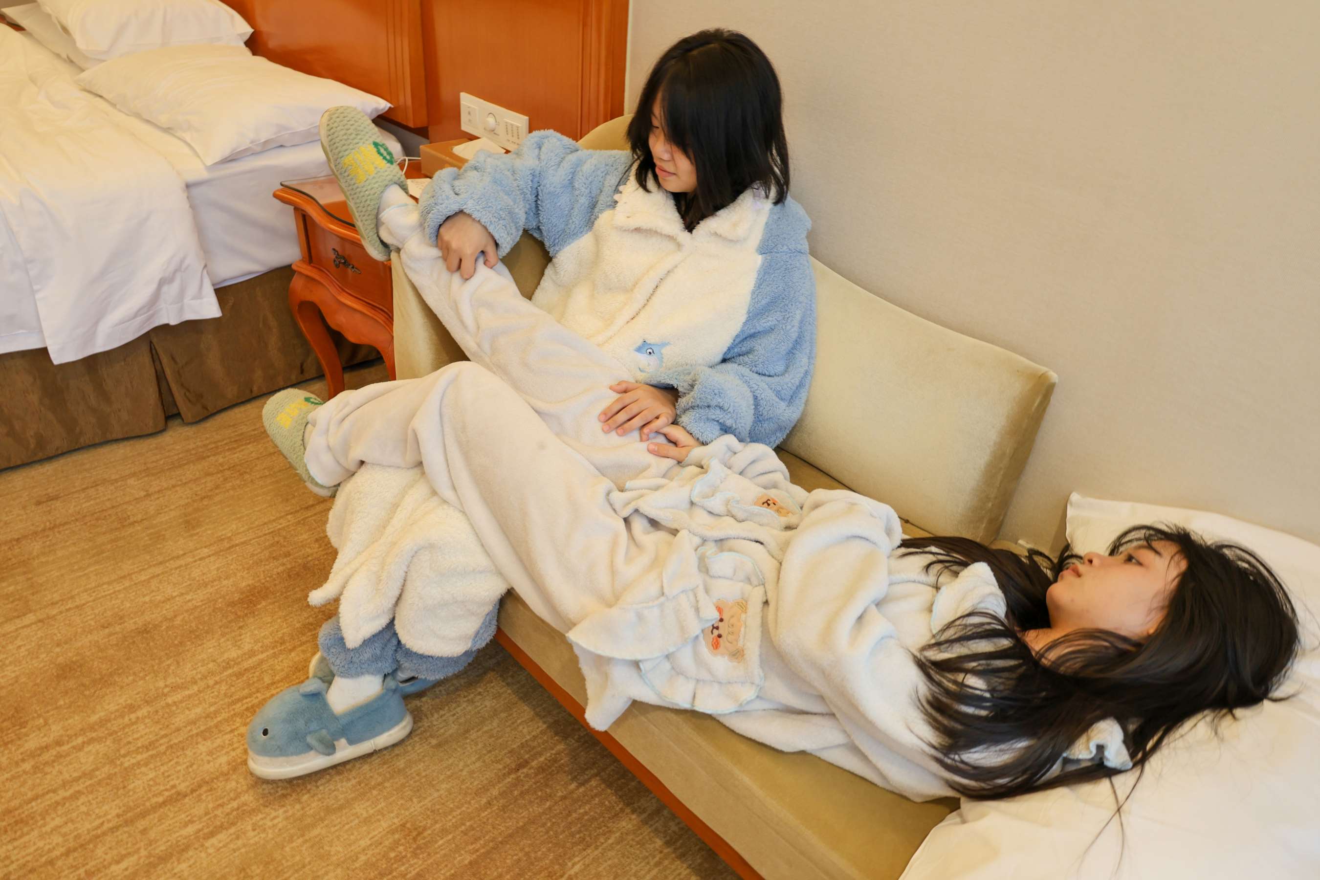 《两位妹妹的美脚》作品图