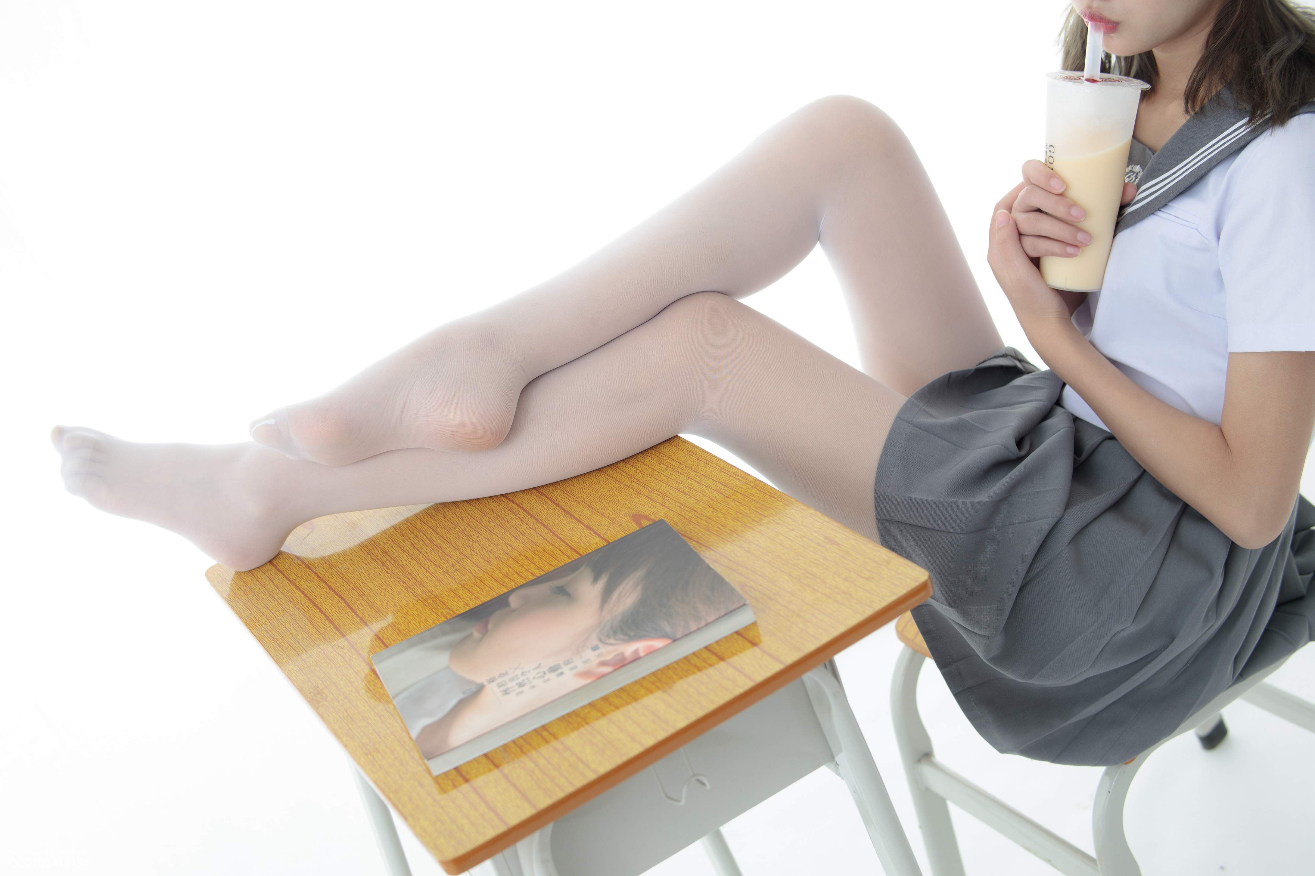 《肉丝の白布鞋》作品图