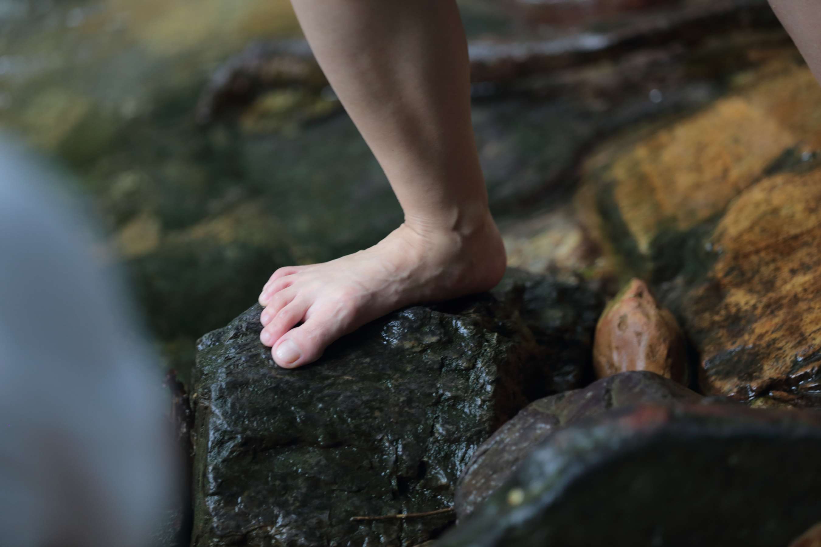 《两位18岁高中小女生，好美的脚底》作品图