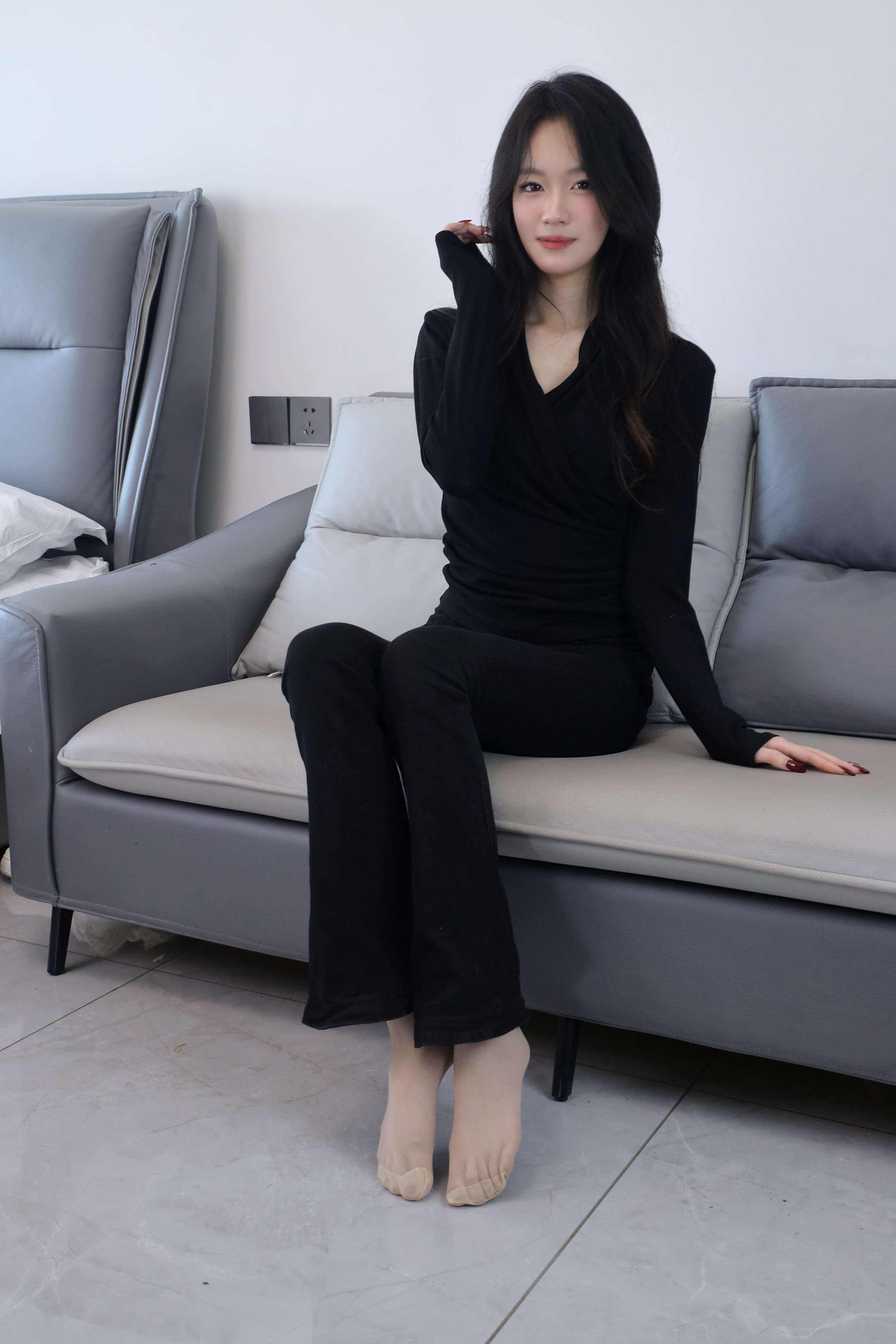 《小艺-黑色休闲の丝足、赤足》作品图