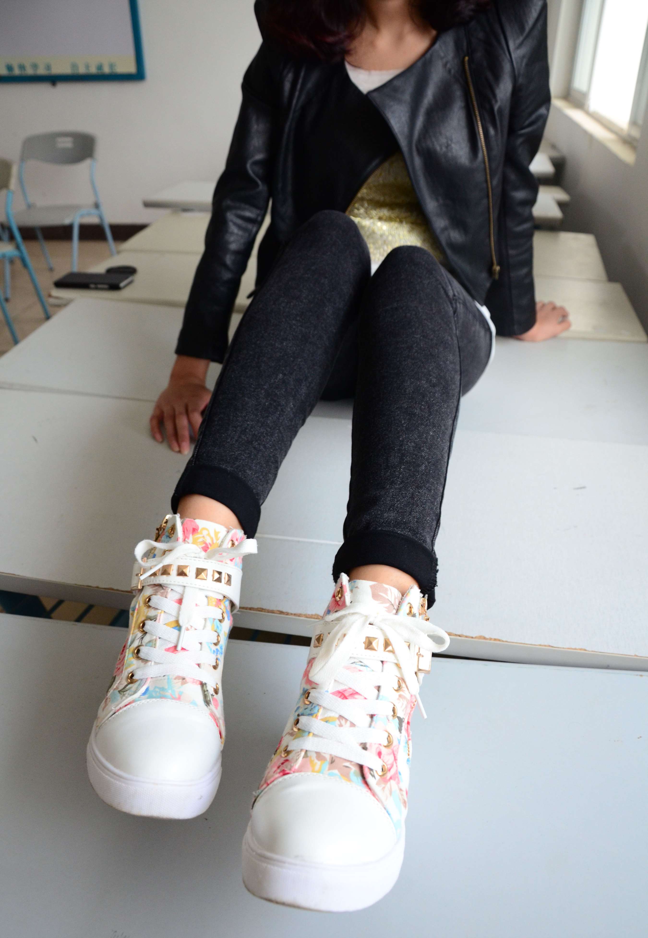 《高帮帆布鞋の脏白棉袜》作品图