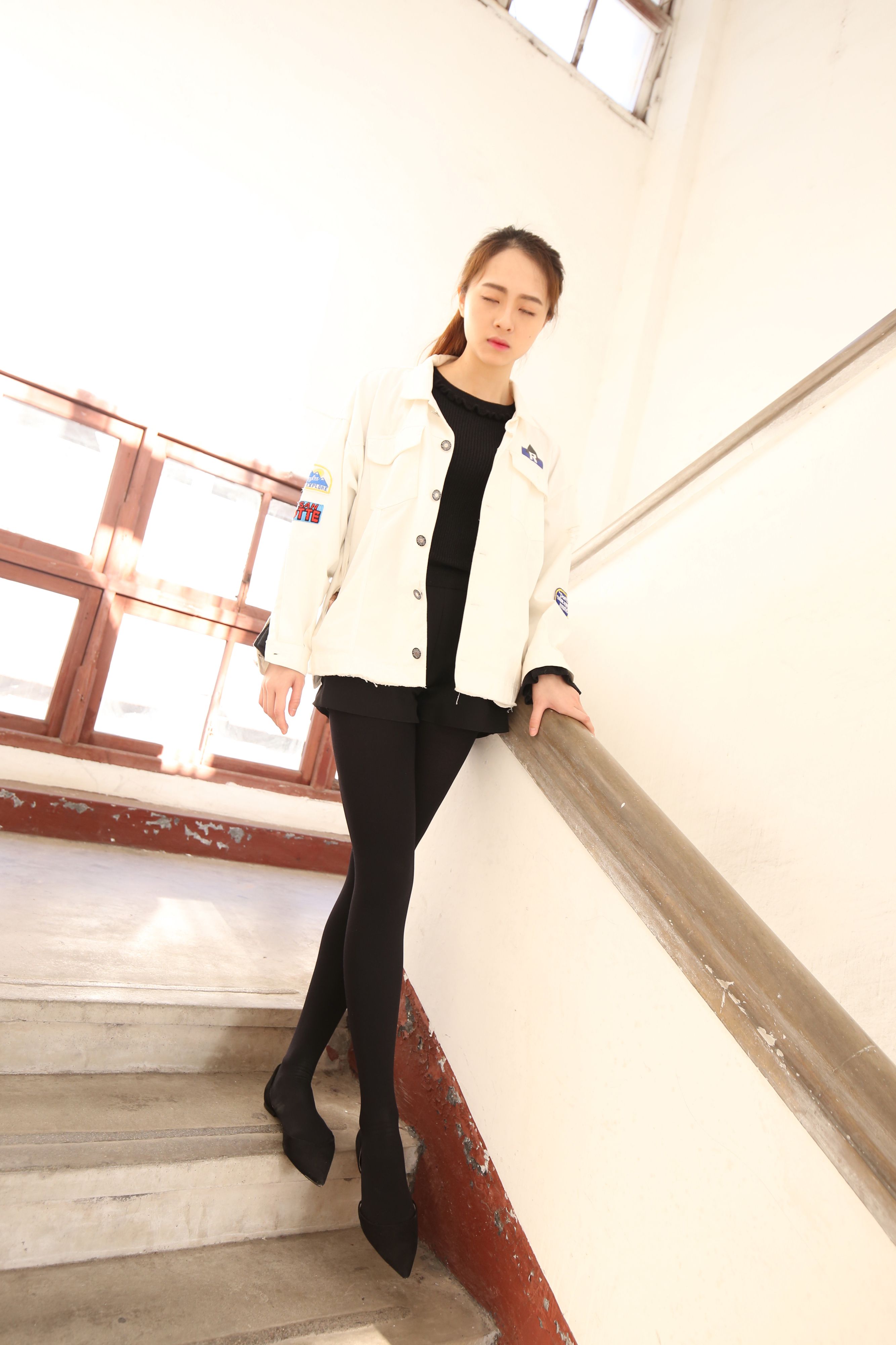 《学姐楼道黑丝挑高跟+一个视频》作品图