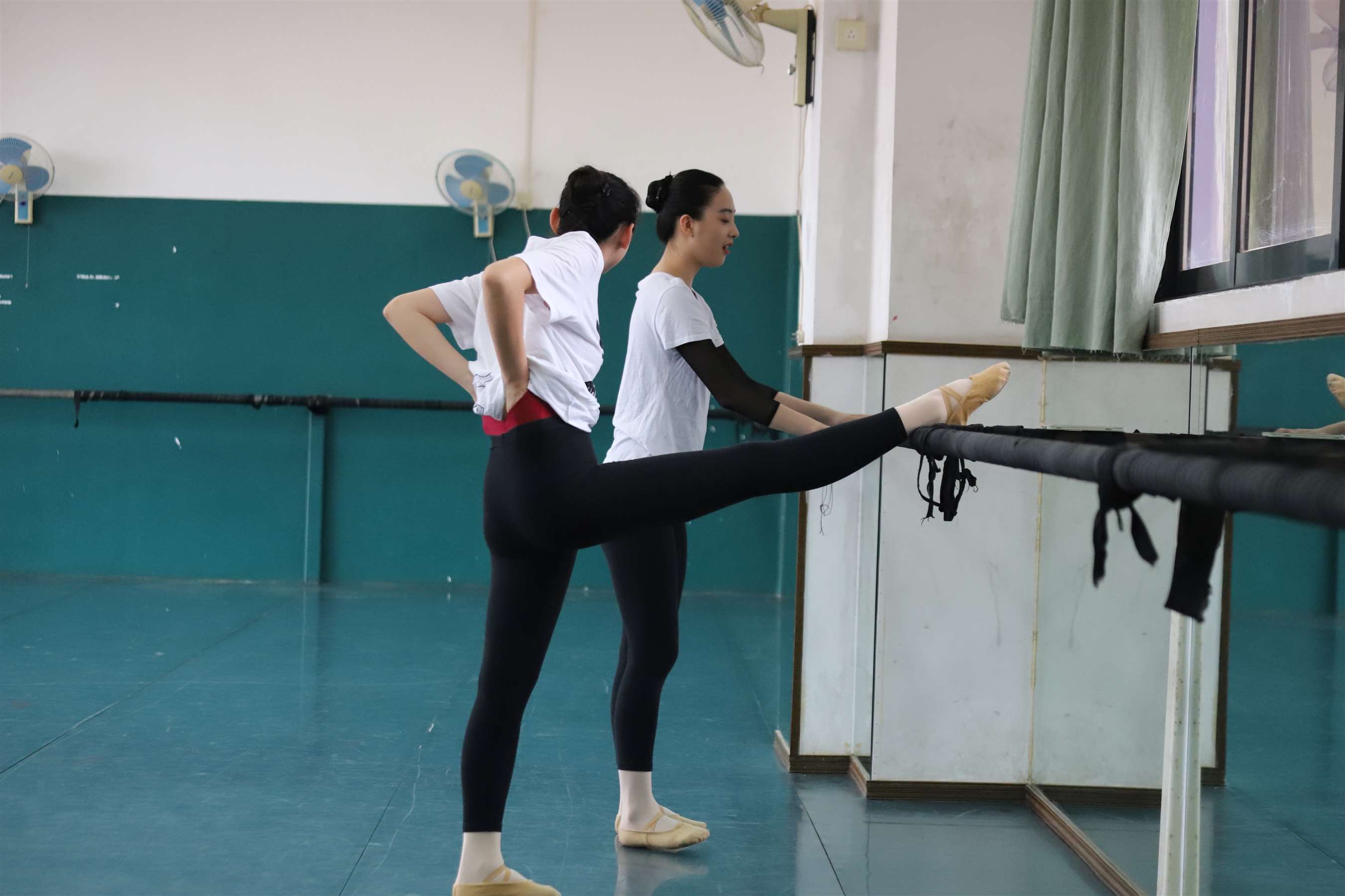 《和闺蜜一起练舞上【套图+视频4个】》作品图