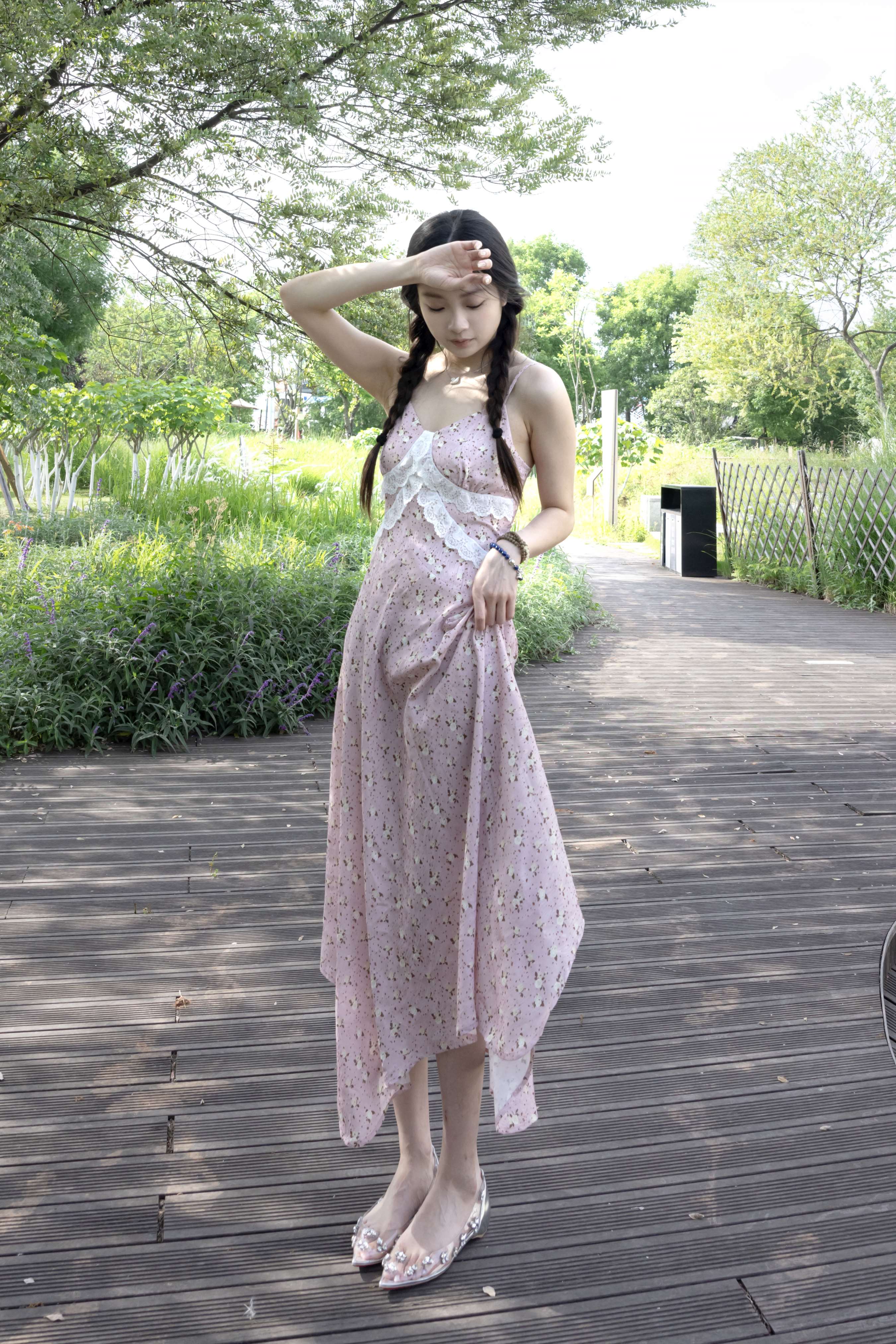 《小鸣 超多皱纹的大脚》作品图