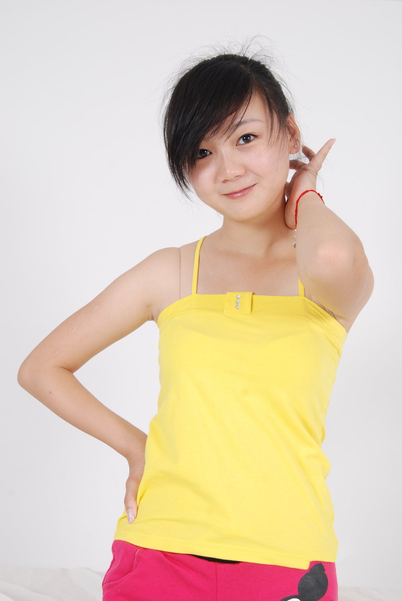 《黄色吊带赤足小妹》作品图