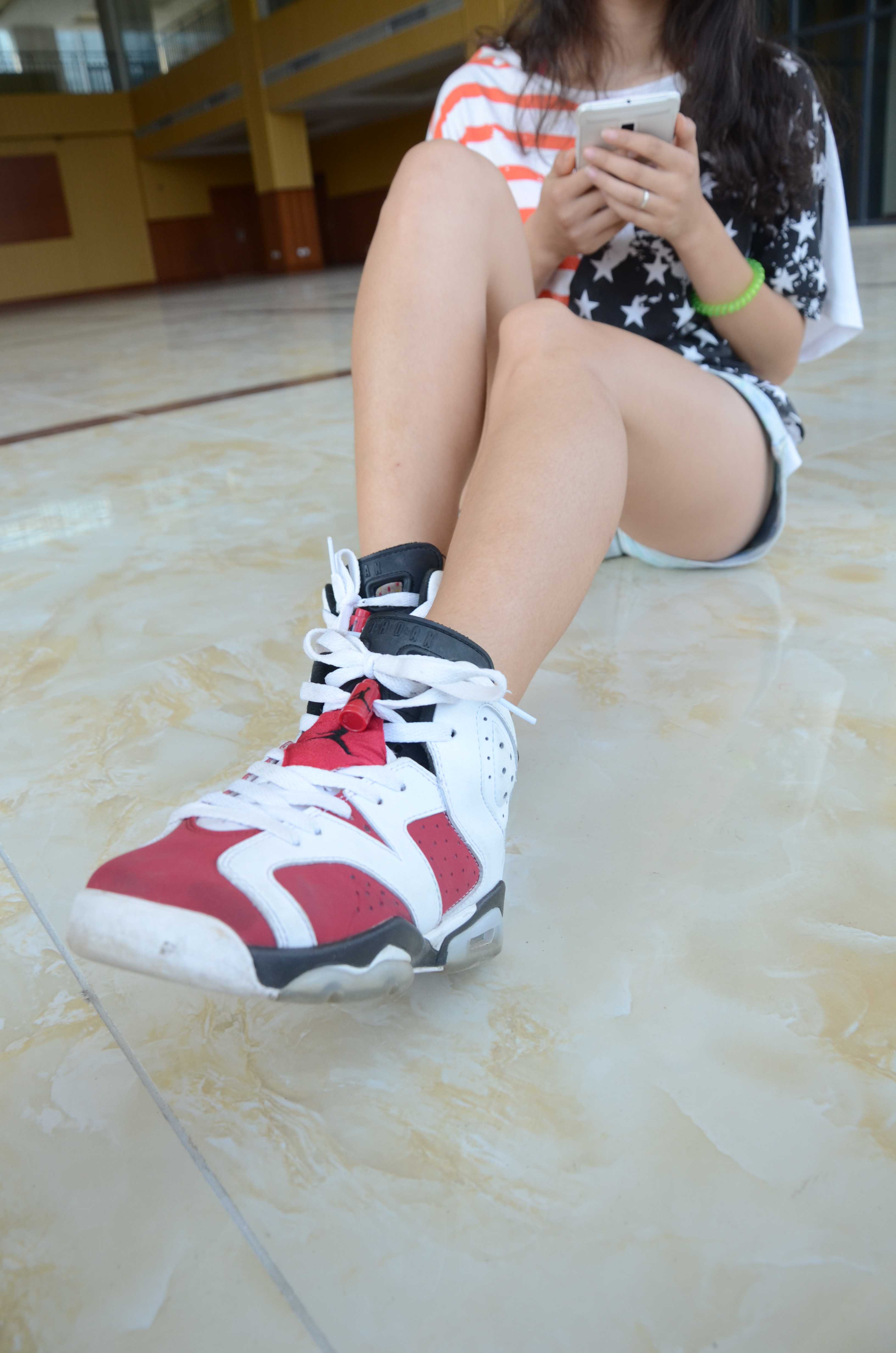 《爱玩手机的学妹》作品图