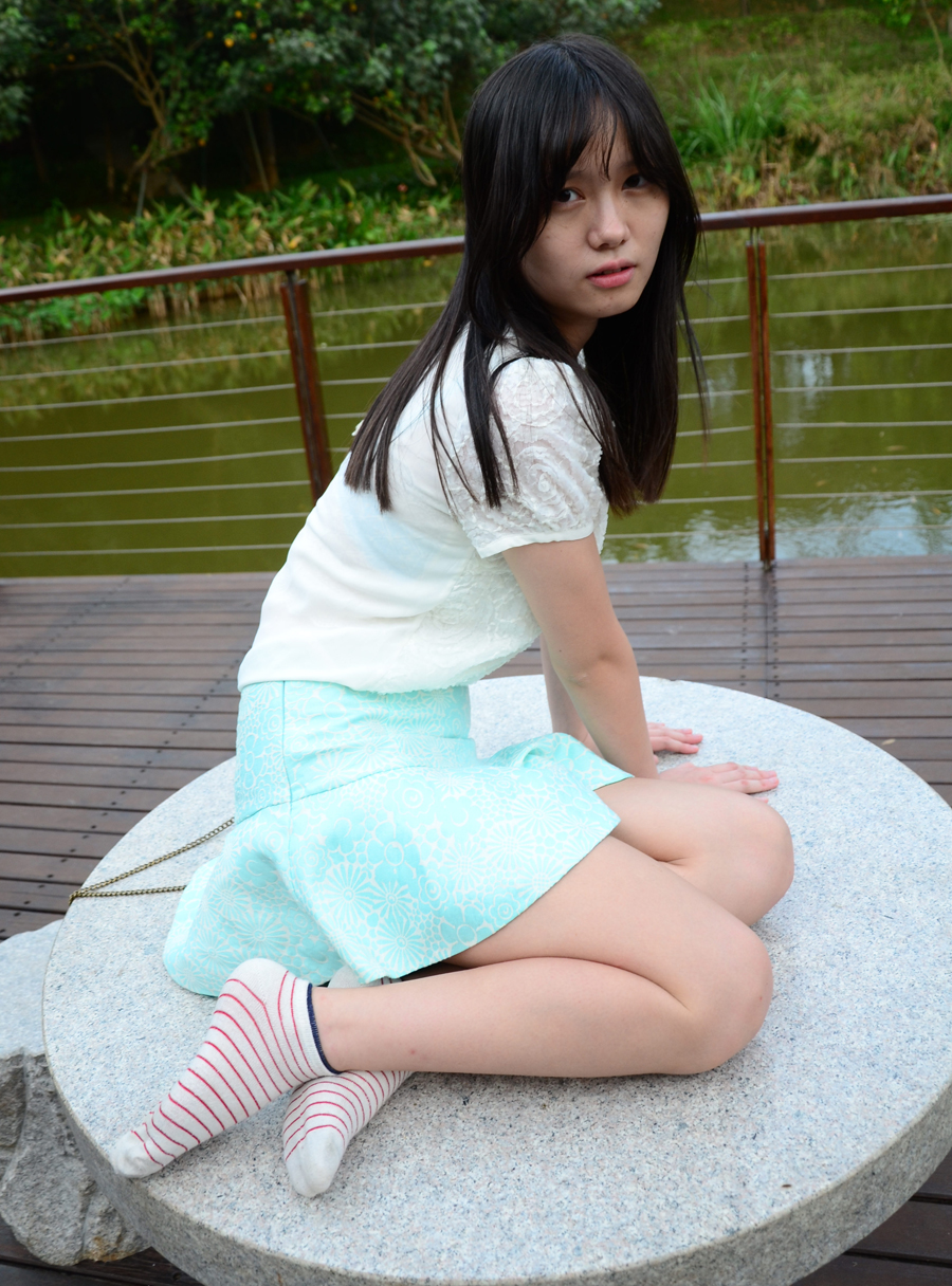 《公园石台上鲜嫩妹子》作品图