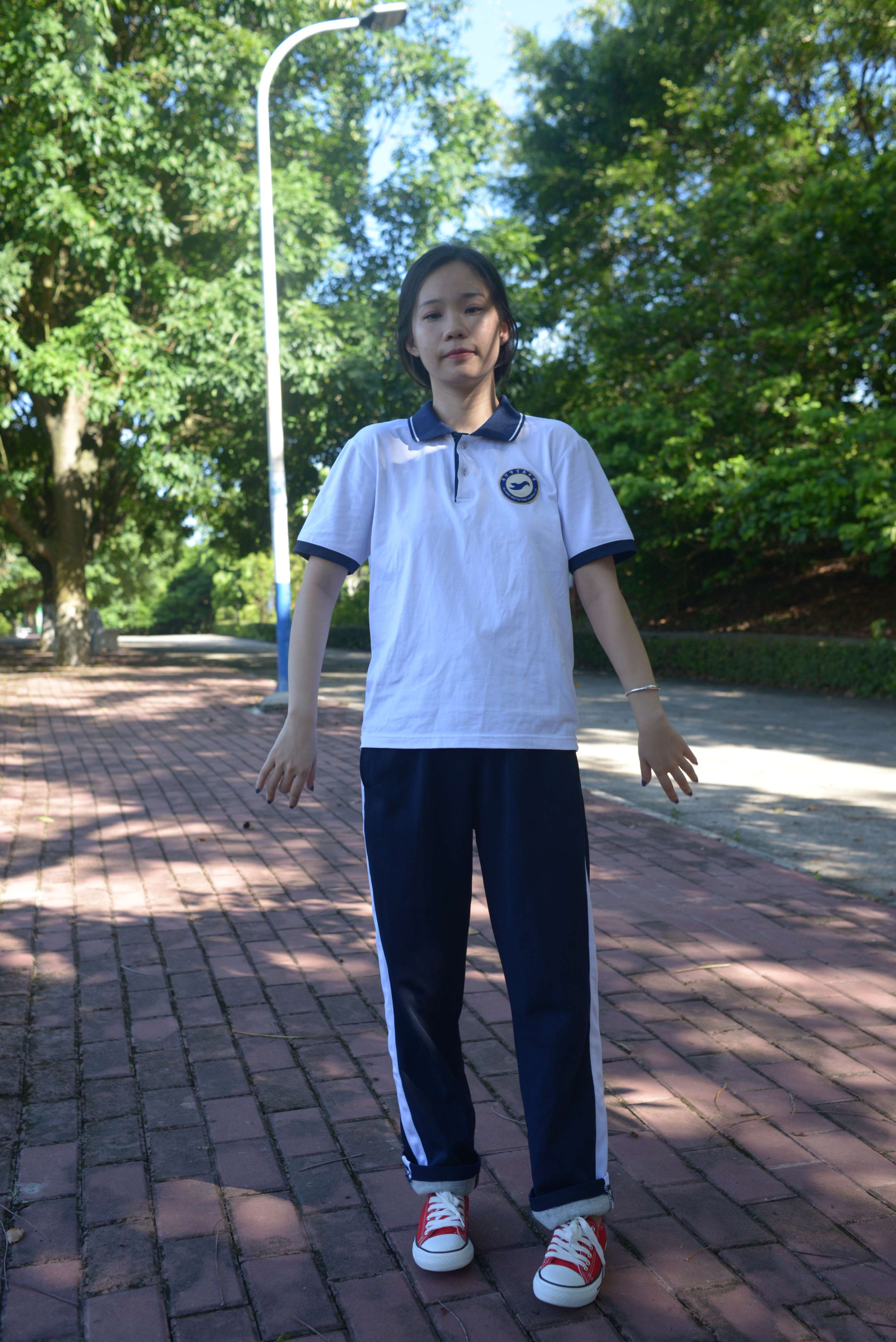 《少女校服帆布鞋の船袜脚》作品图