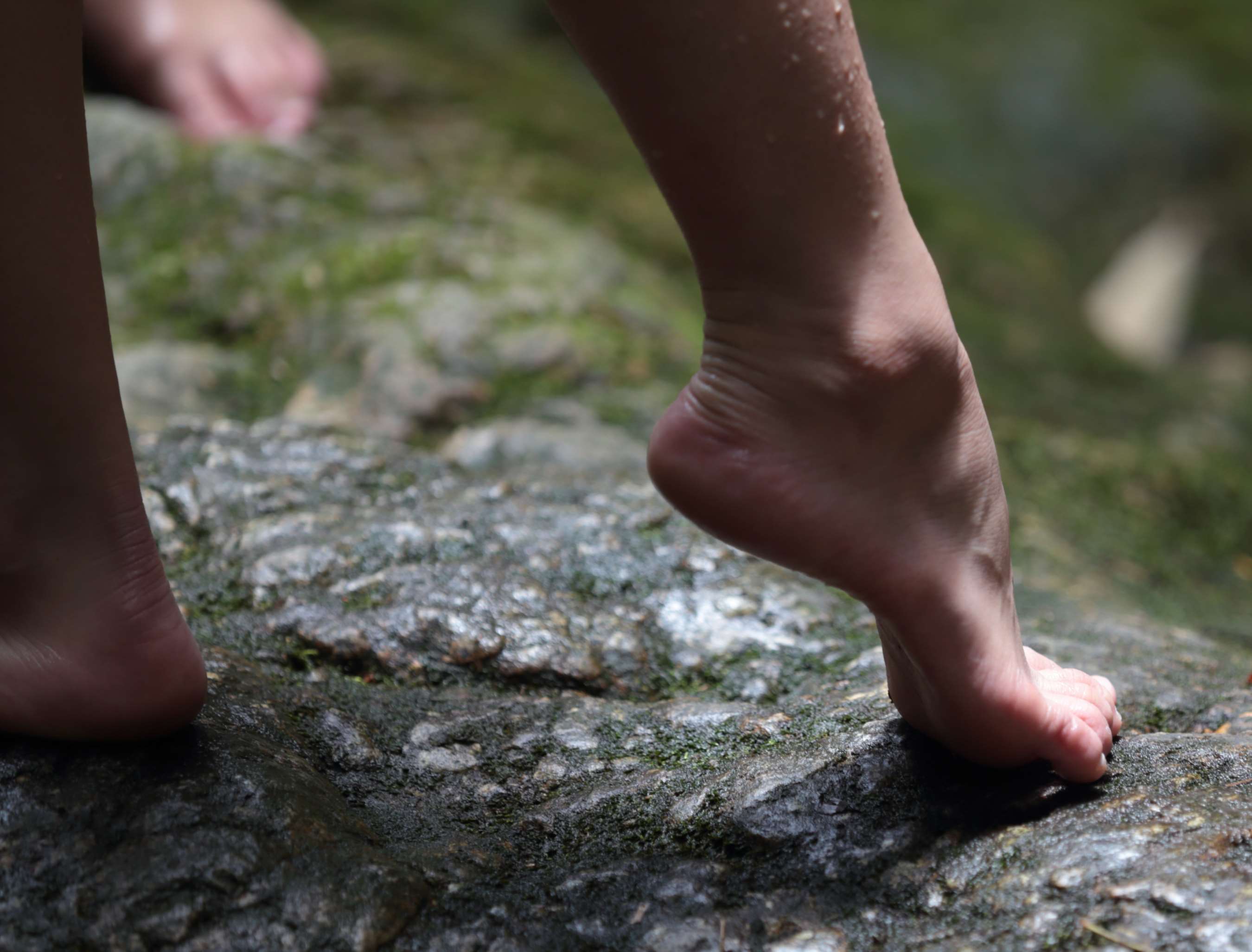 《两位青春小女生的脚丫十分漂亮》作品图