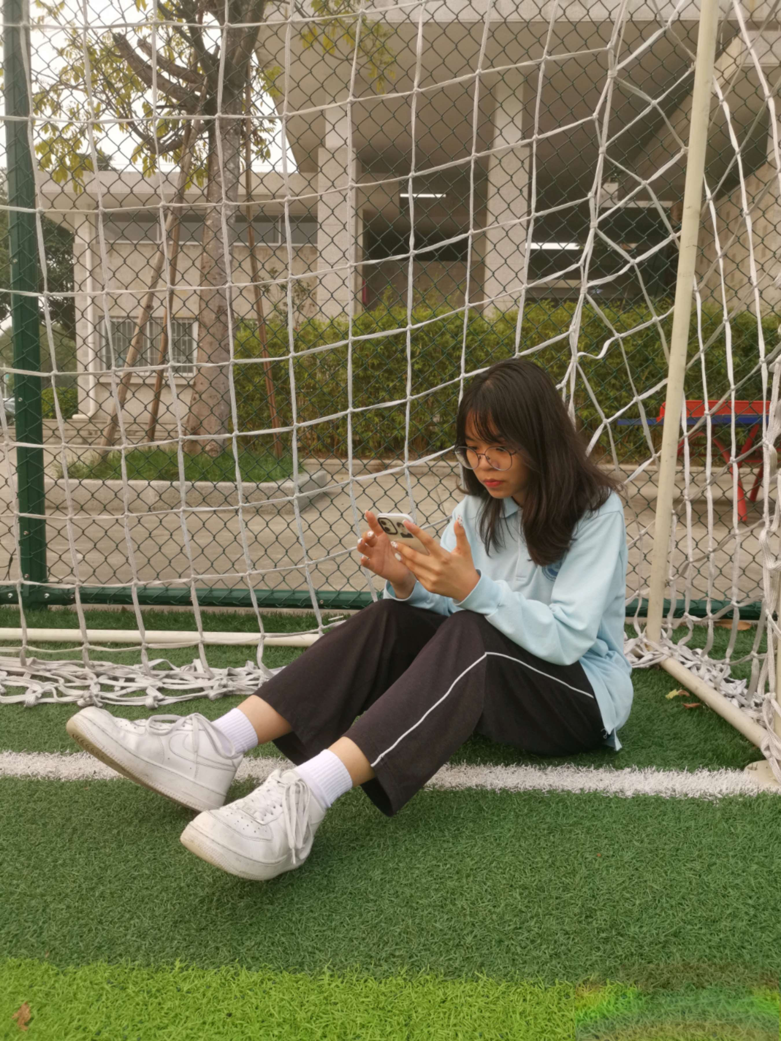 《学妹楠楠足球场上展嫩脚》作品图