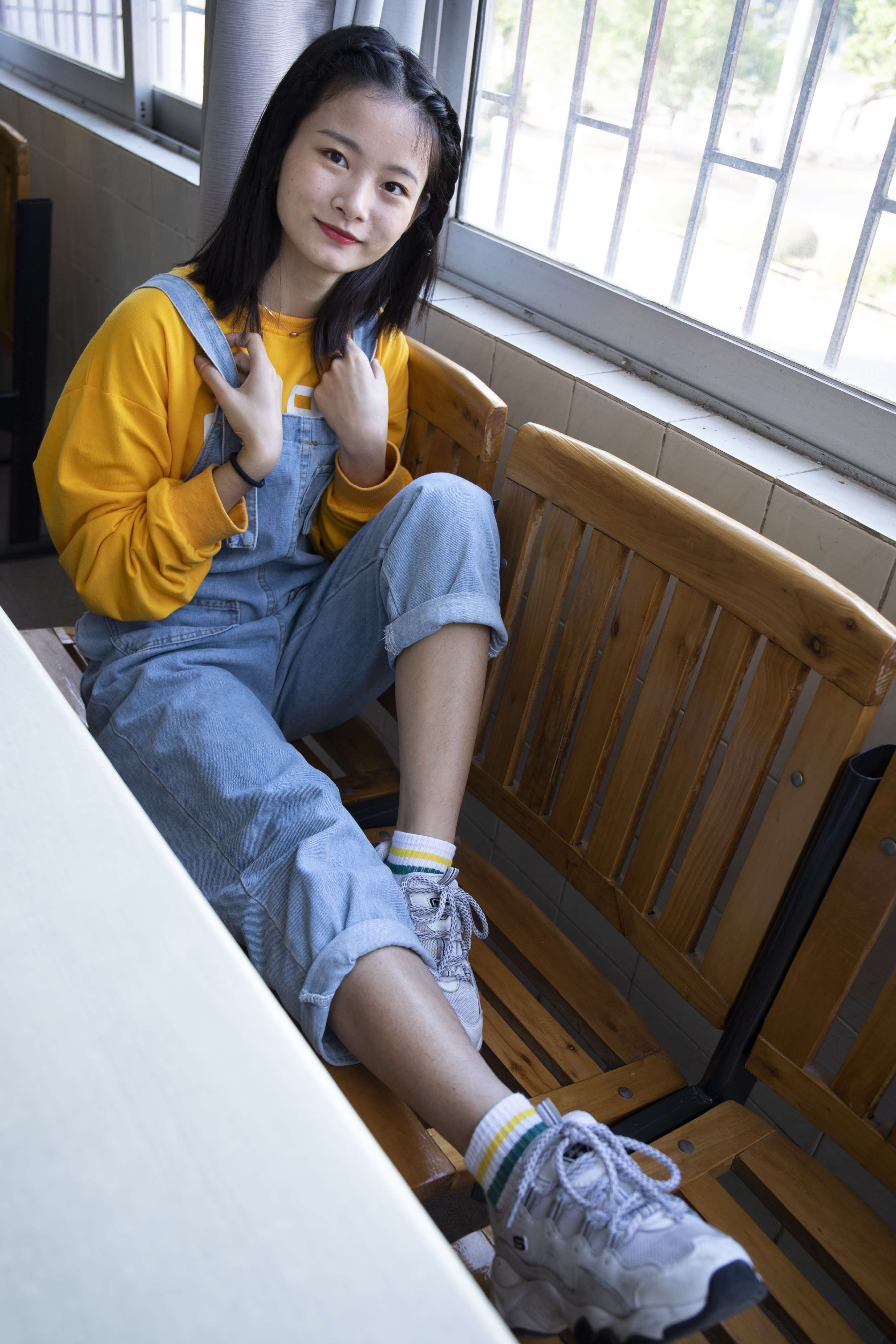 《琳琳师妹教室秀脚丫》作品图