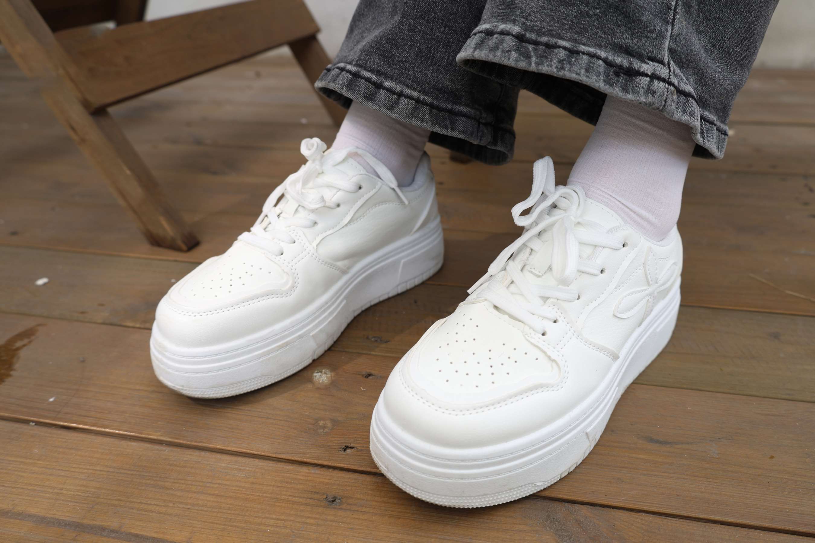 《少女白袜裸足》作品图