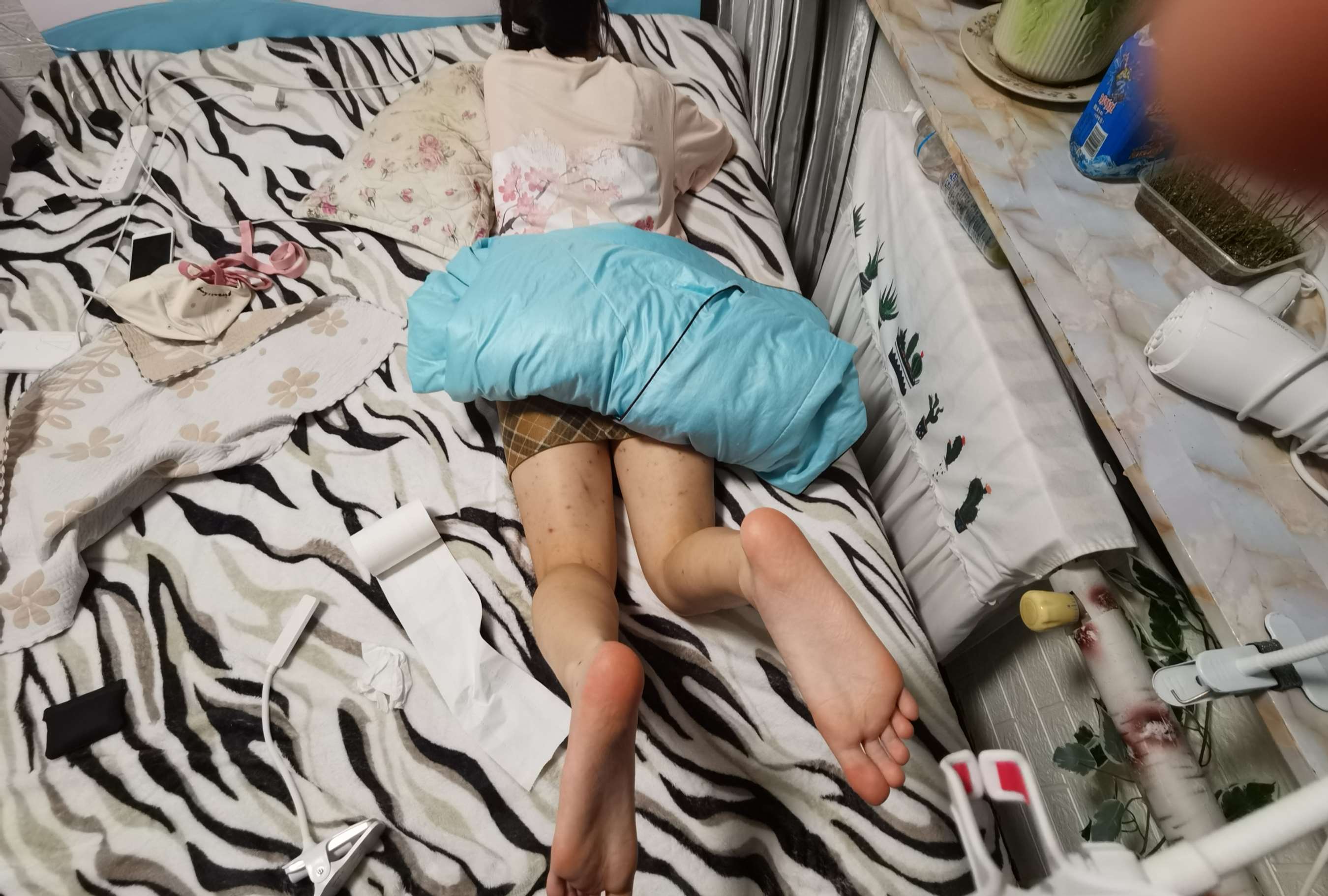 《韩小姐的嫩足》作品图