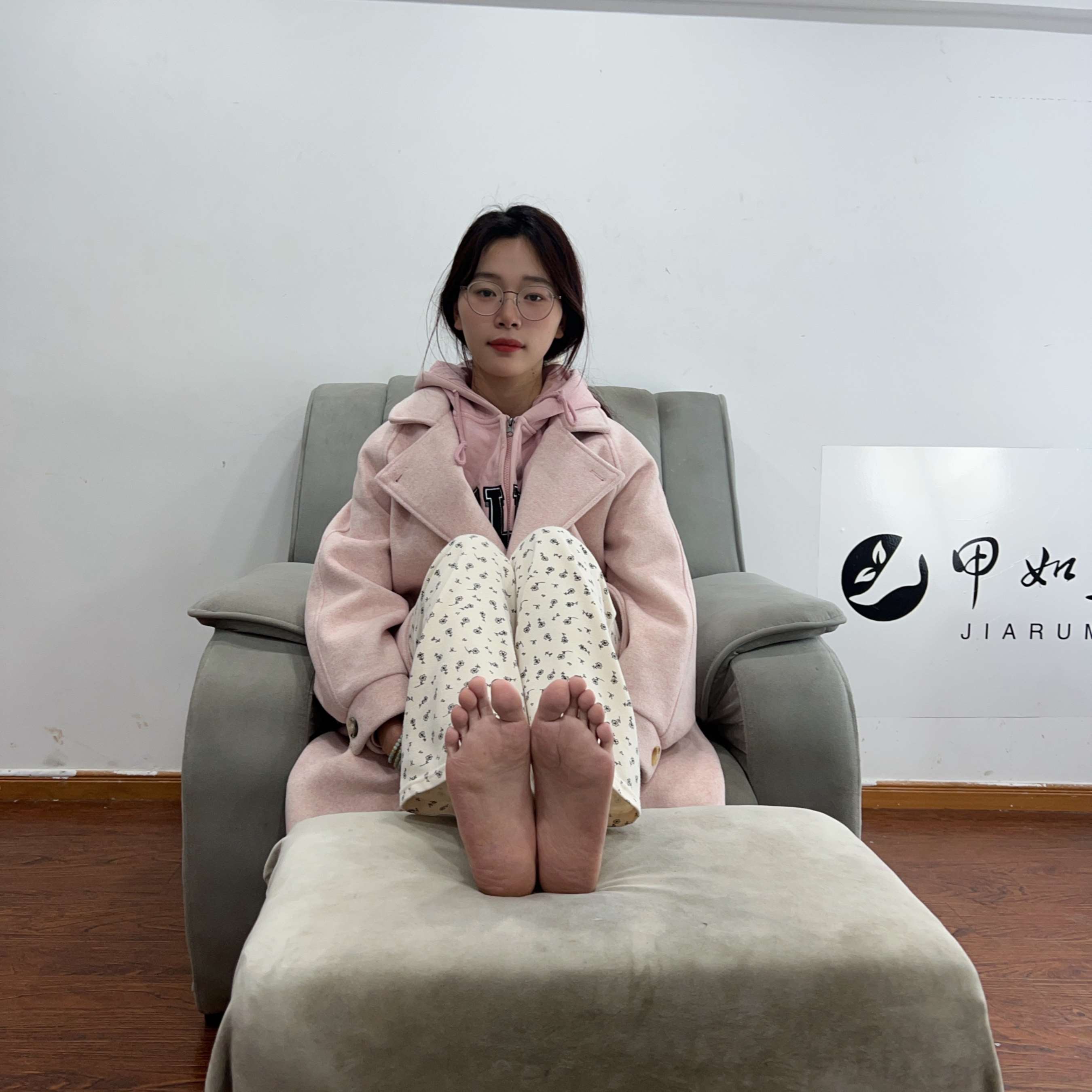 《眼镜妹多皱纹大脚》作品图