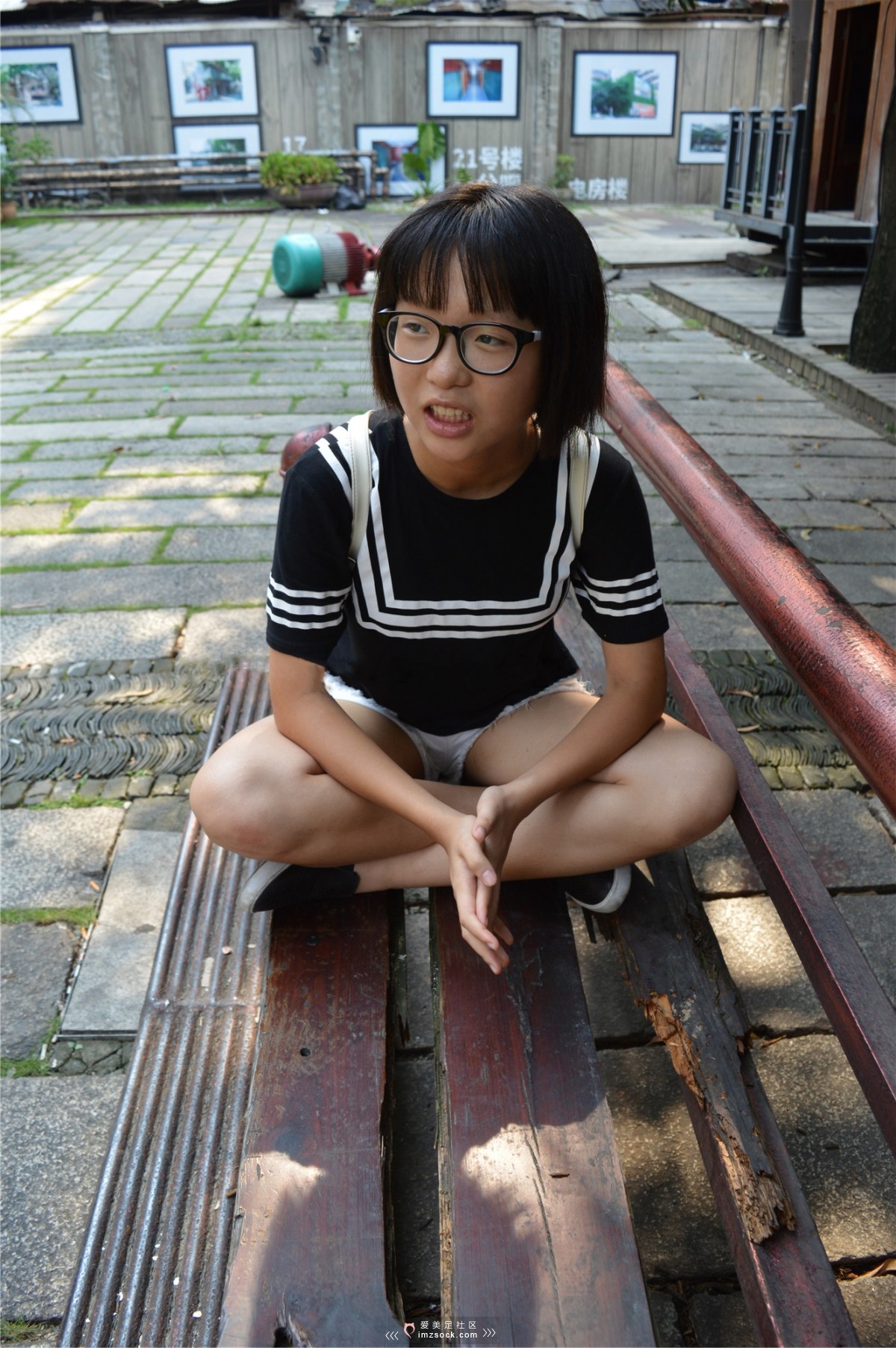 《嫩脚乖巧中学生》作品图