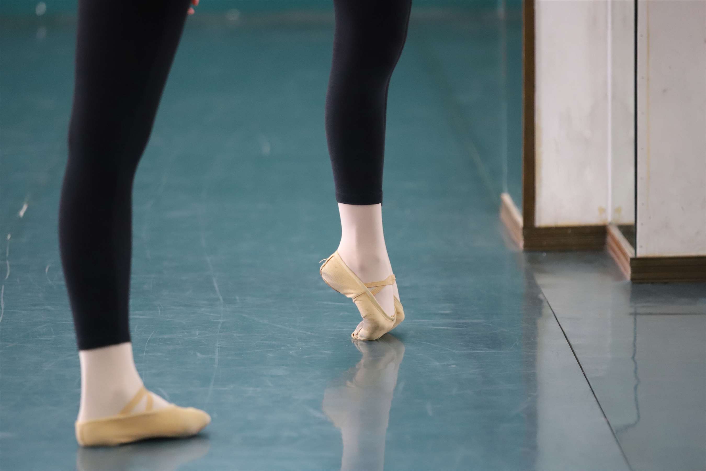 《和闺蜜一起练舞上【套图+视频4个】》作品图