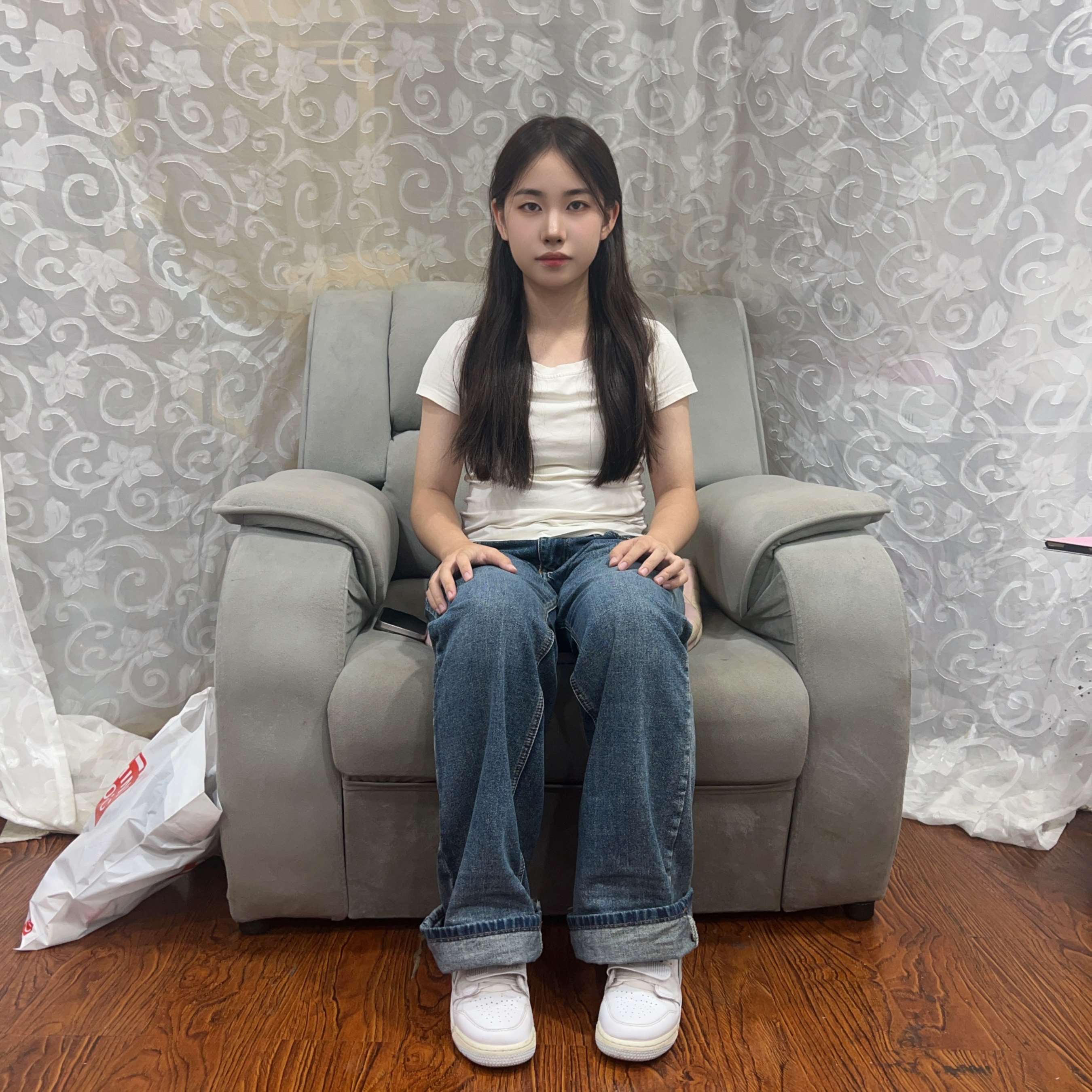 《牛仔裤少女干净嫩足》作品图