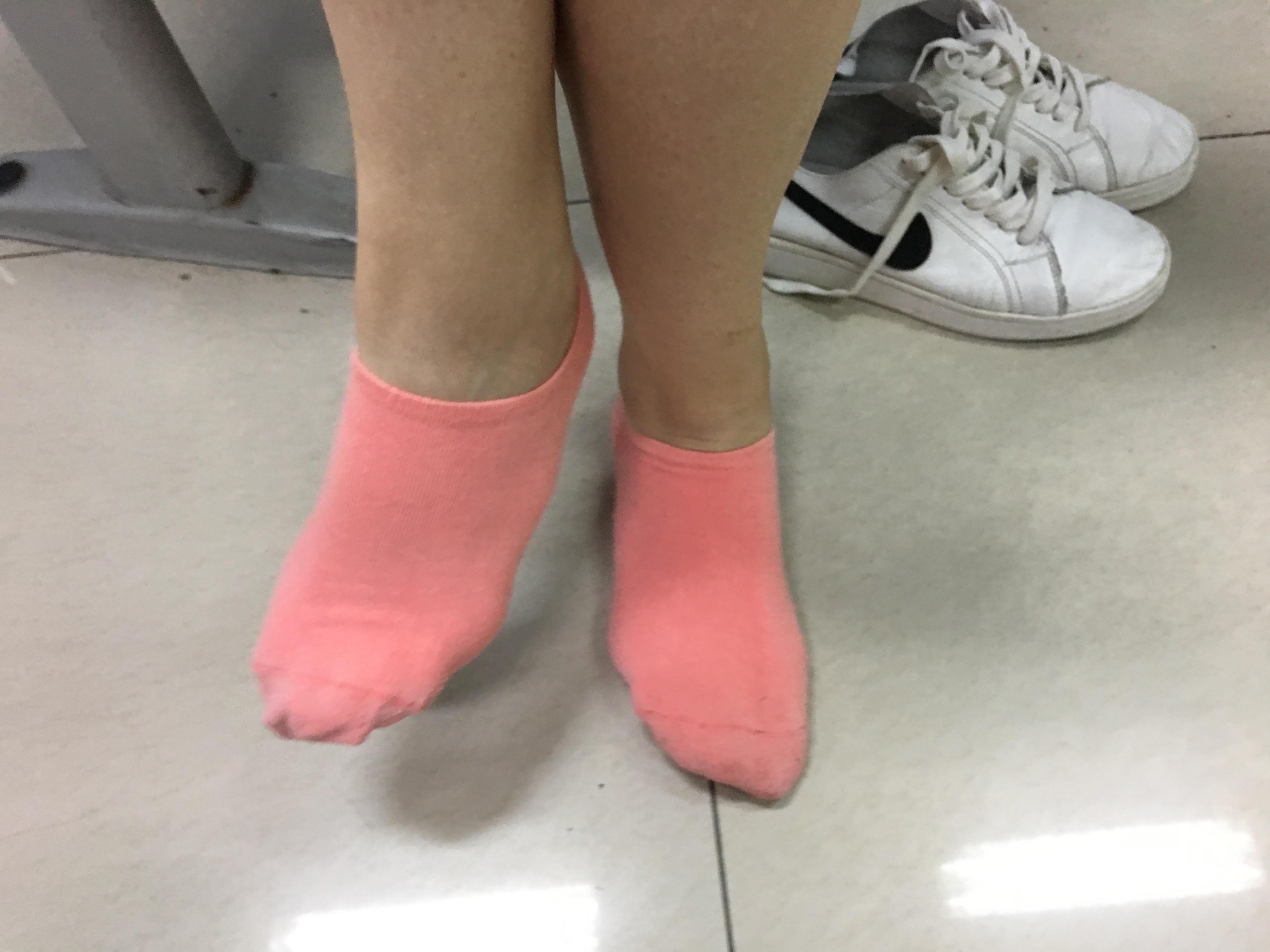 《可爱妹子白腿棉袜下》作品图