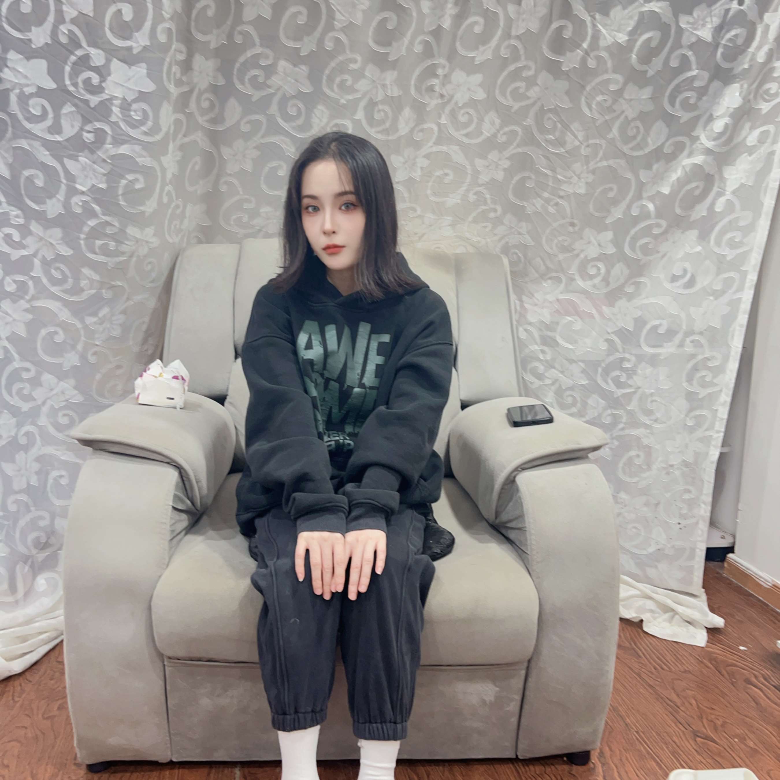 《小姐姐展嫩足》作品图