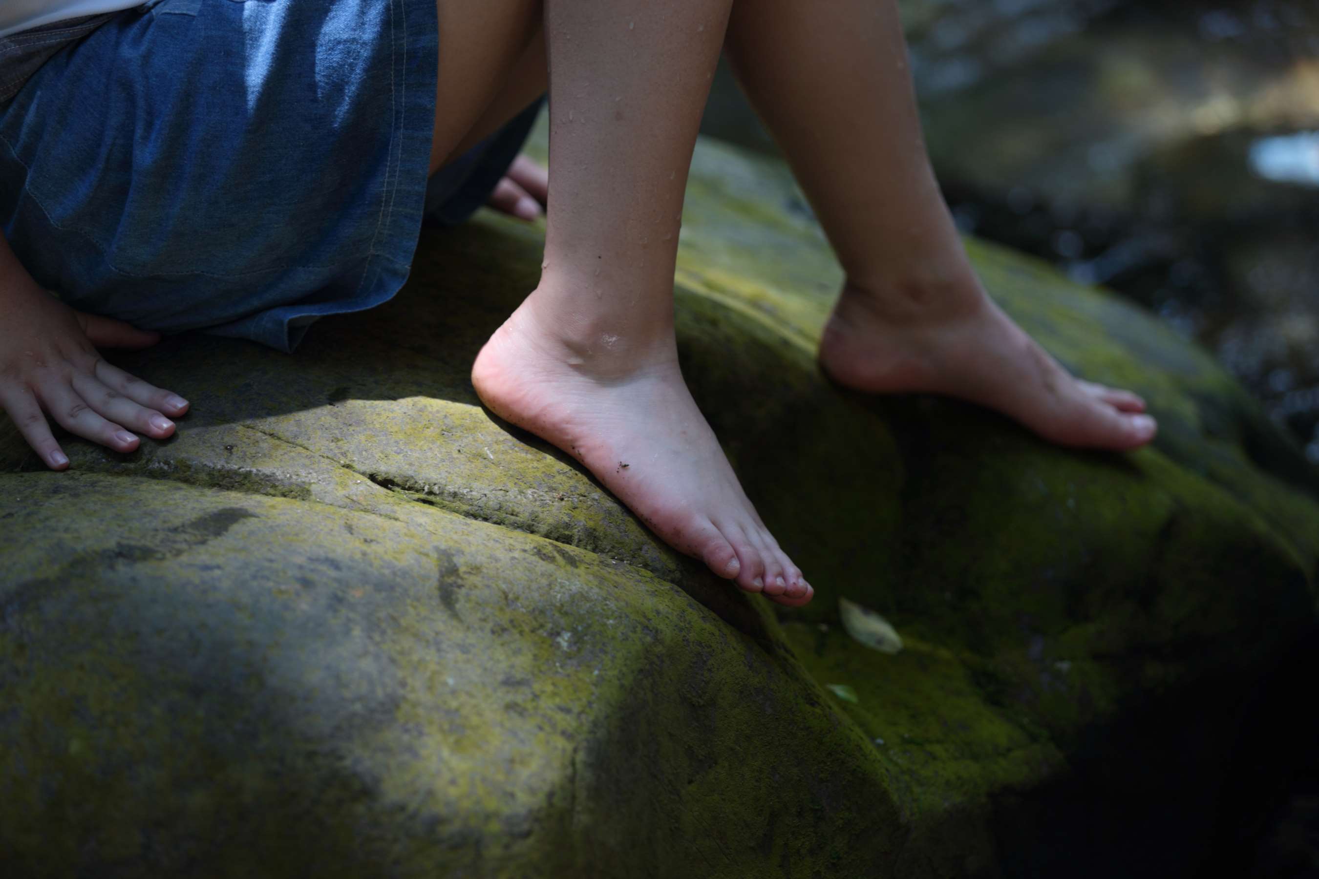 《两位青春可爱漂亮小女生超白嫩完美脚丫》作品图