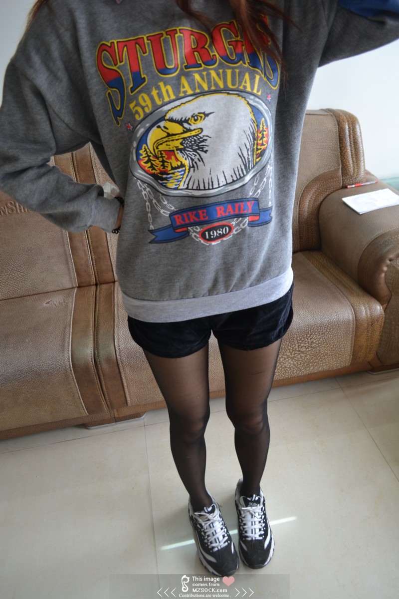 《学妹的黑丝脚配运动鞋》作品图