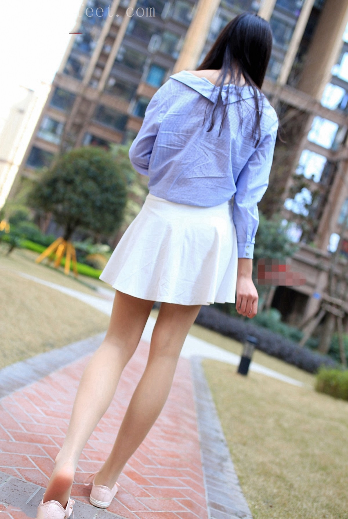 《公园的儿童滑梯上》作品图