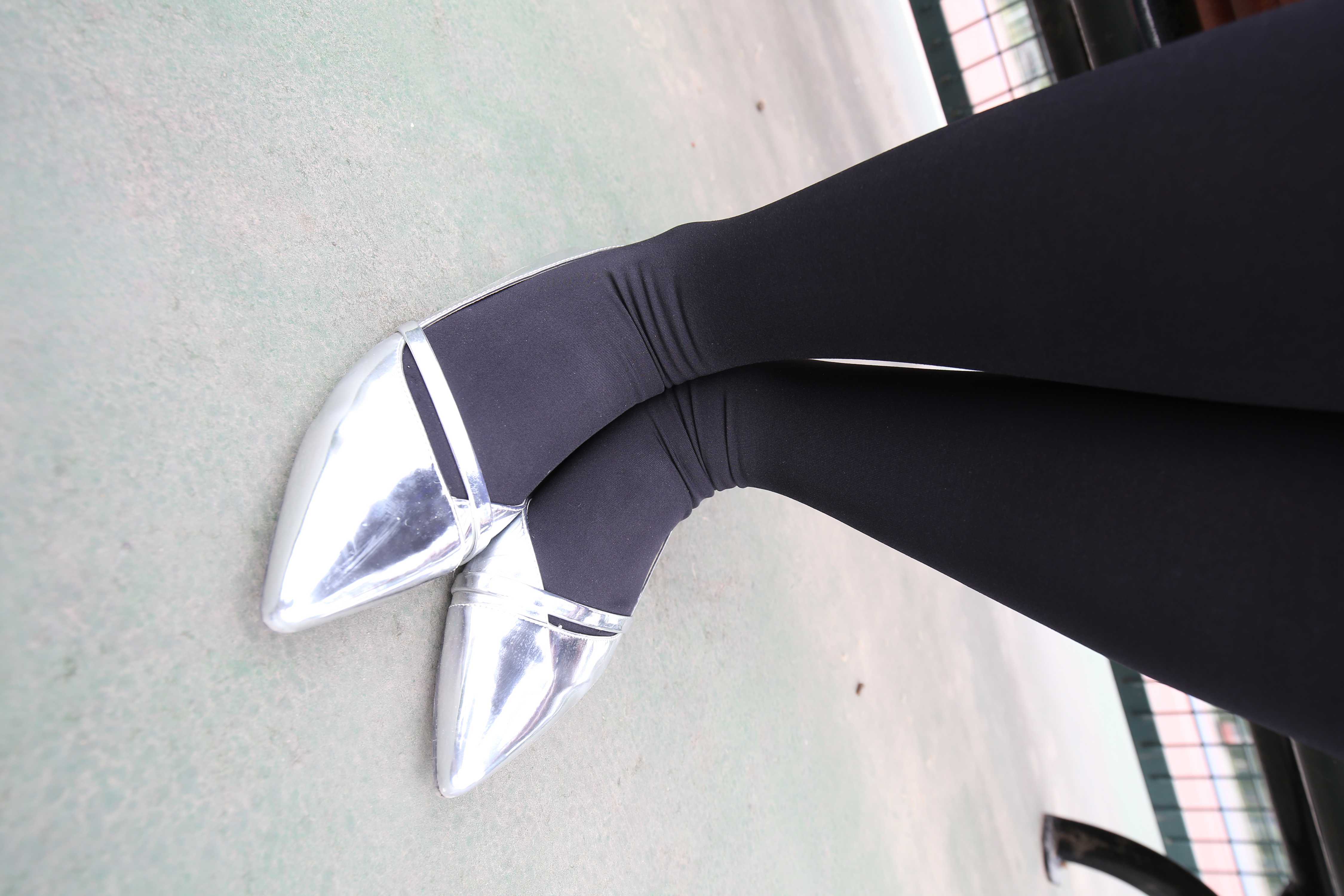 《学院小姐姐长丝脚下+一个视频》作品图