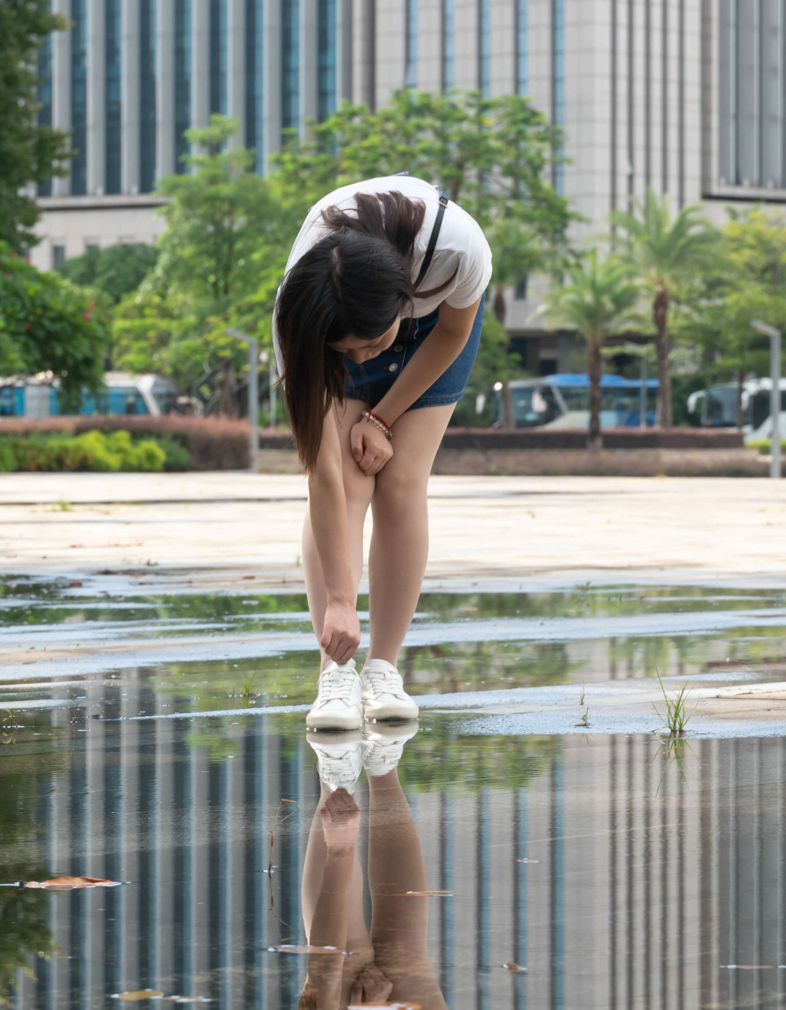 《小梅公园晒丝足》作品图