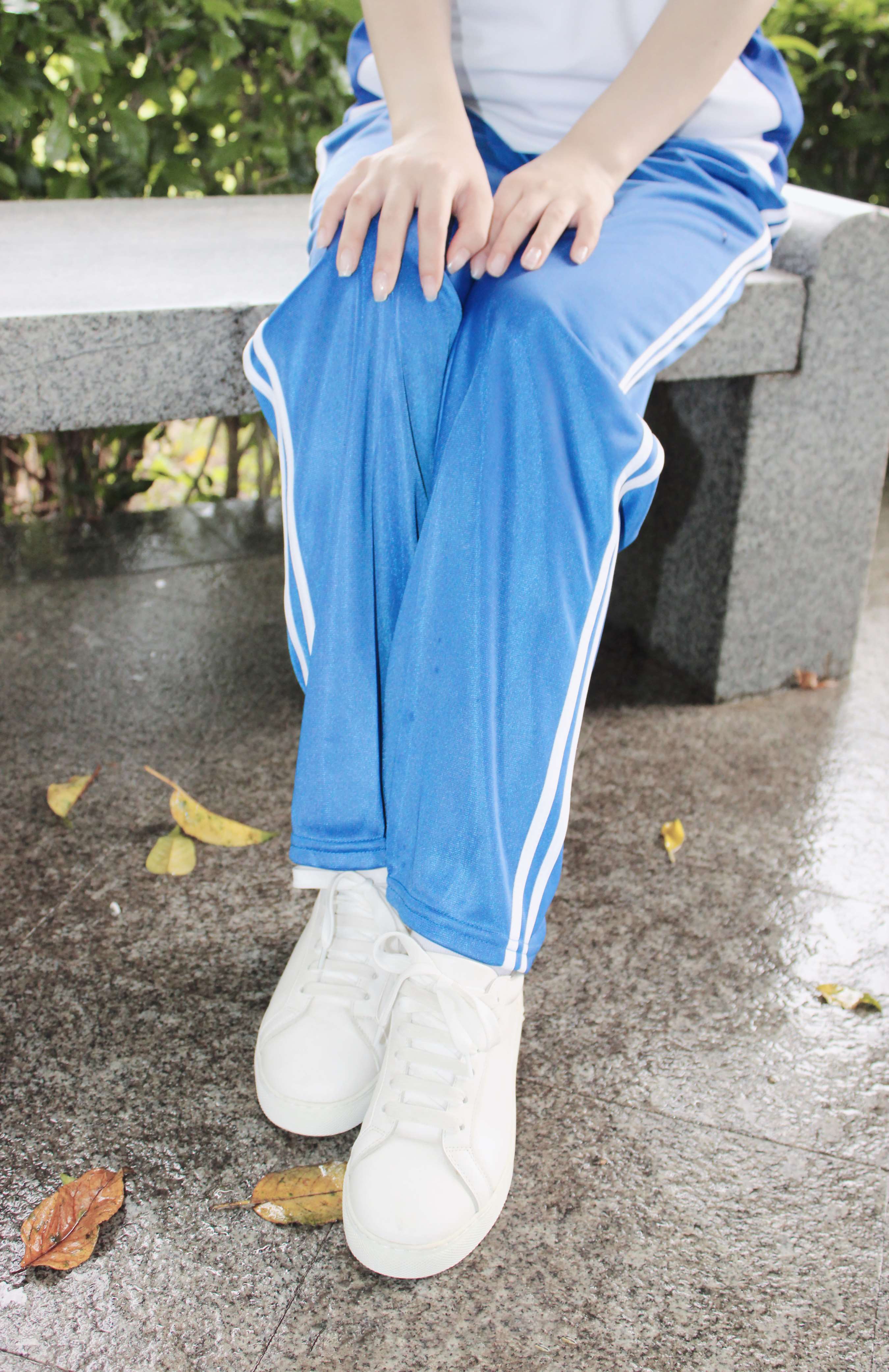 《小薯条深圳校服白袜の赤足》作品图