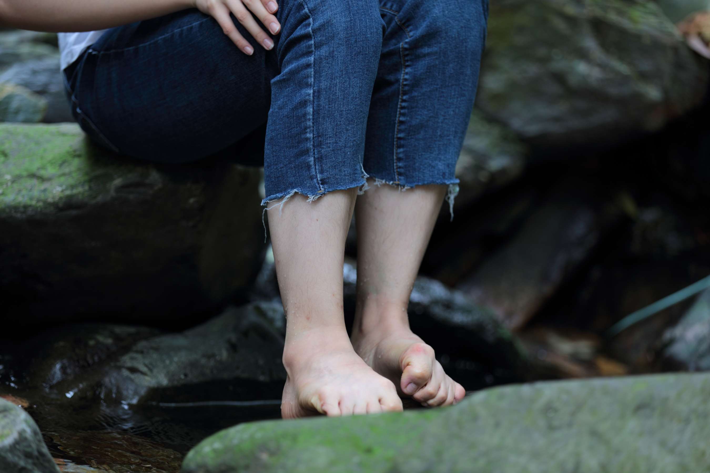 《清纯的眼镜学妹，脱掉鞋袜露出脚好漂亮》作品图