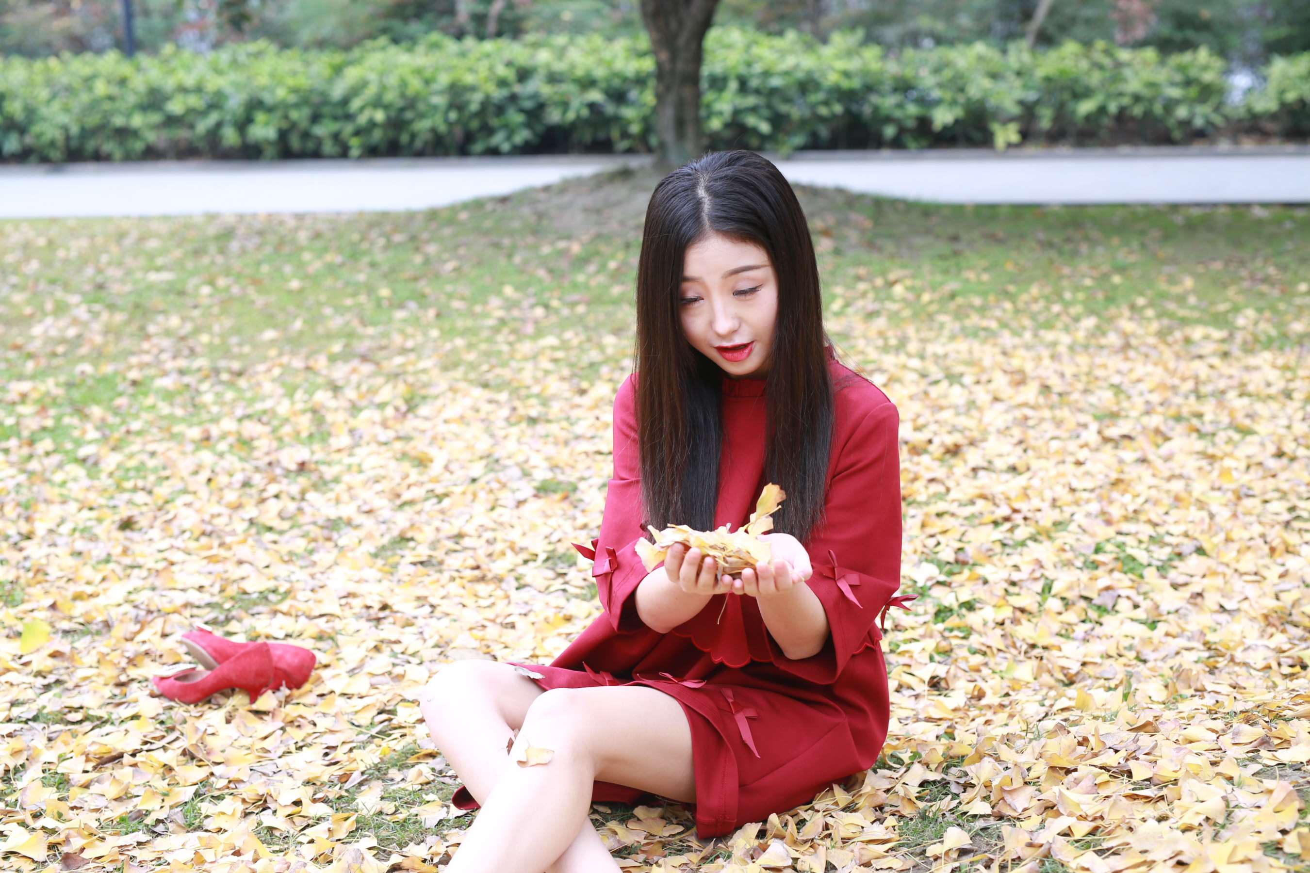 《杨雪睛 红裙嫩足》作品图