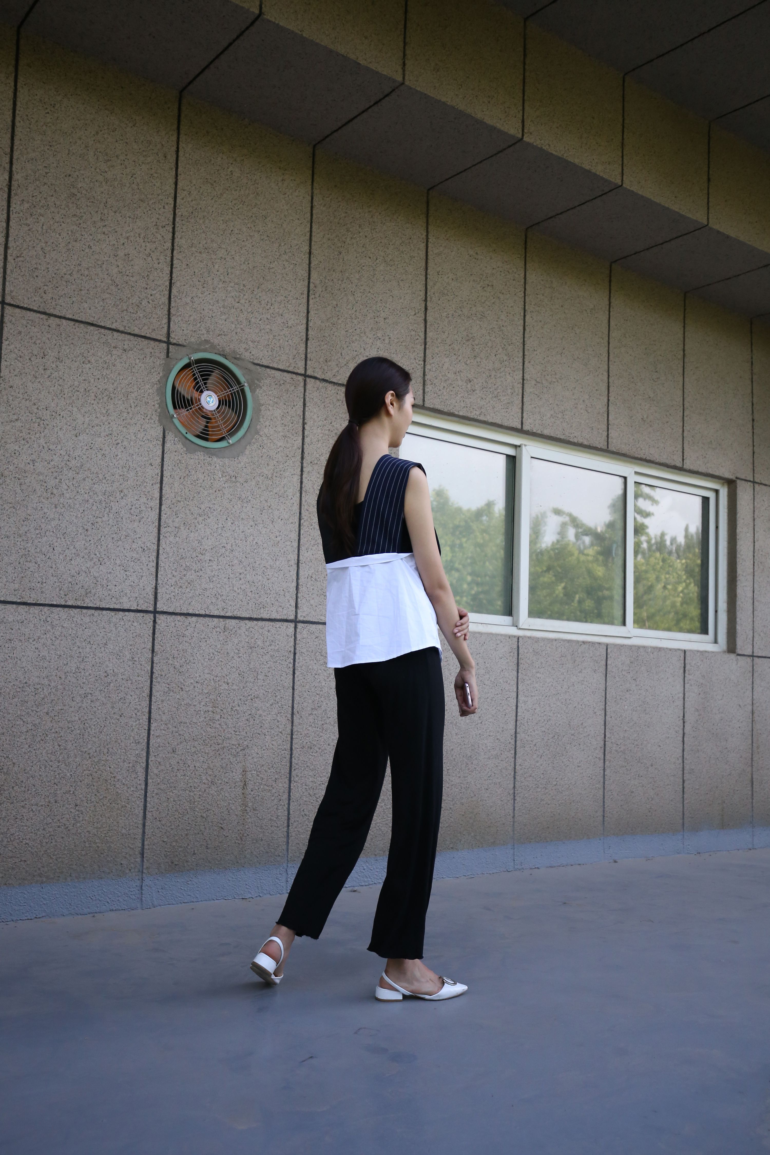 《学姐灰丝凉拖脚丫の赤足+一部视频》作品图