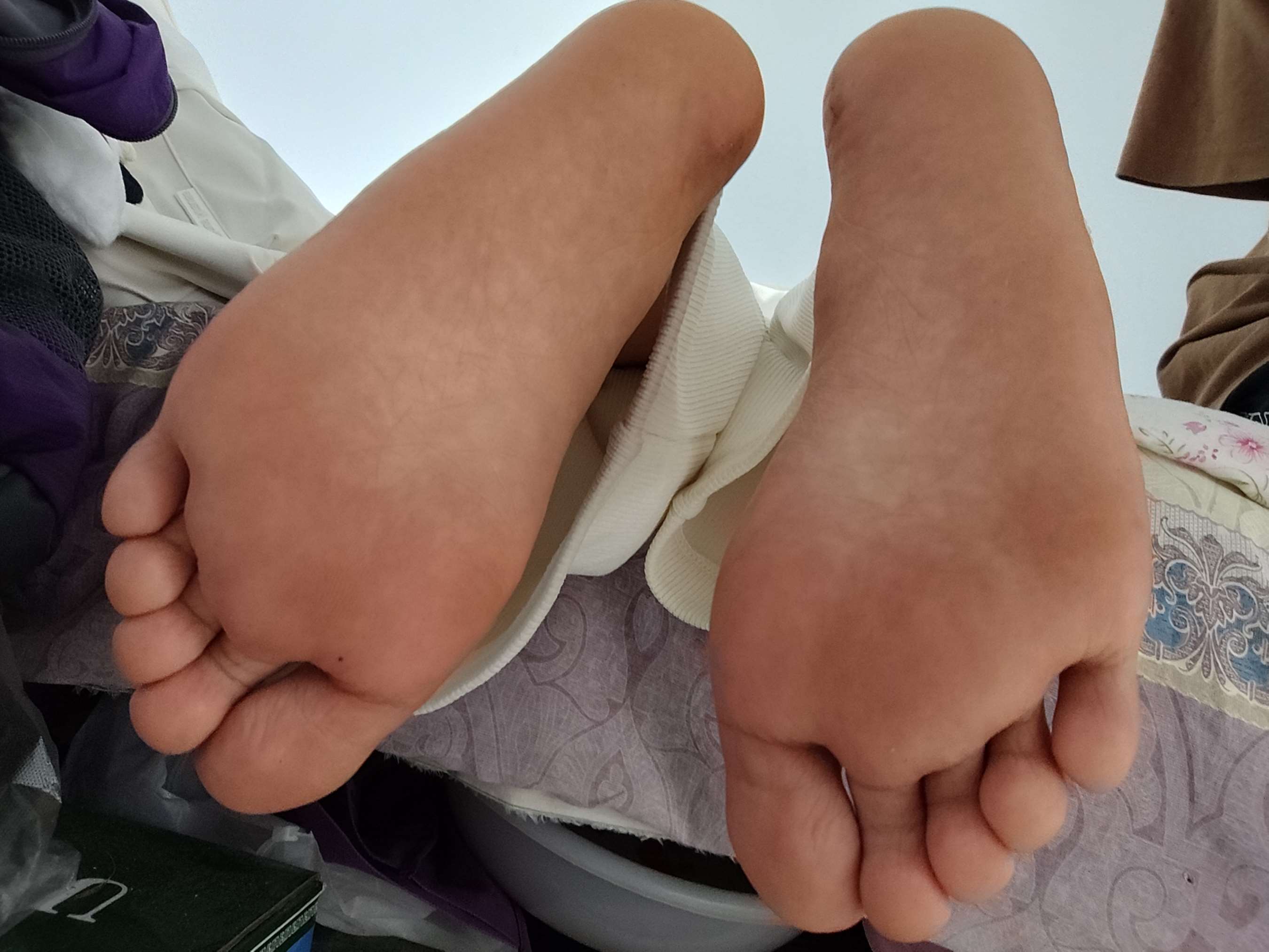 《高中妹妹熟睡偷偷tk嫩脚，玩弄裸足》作品图