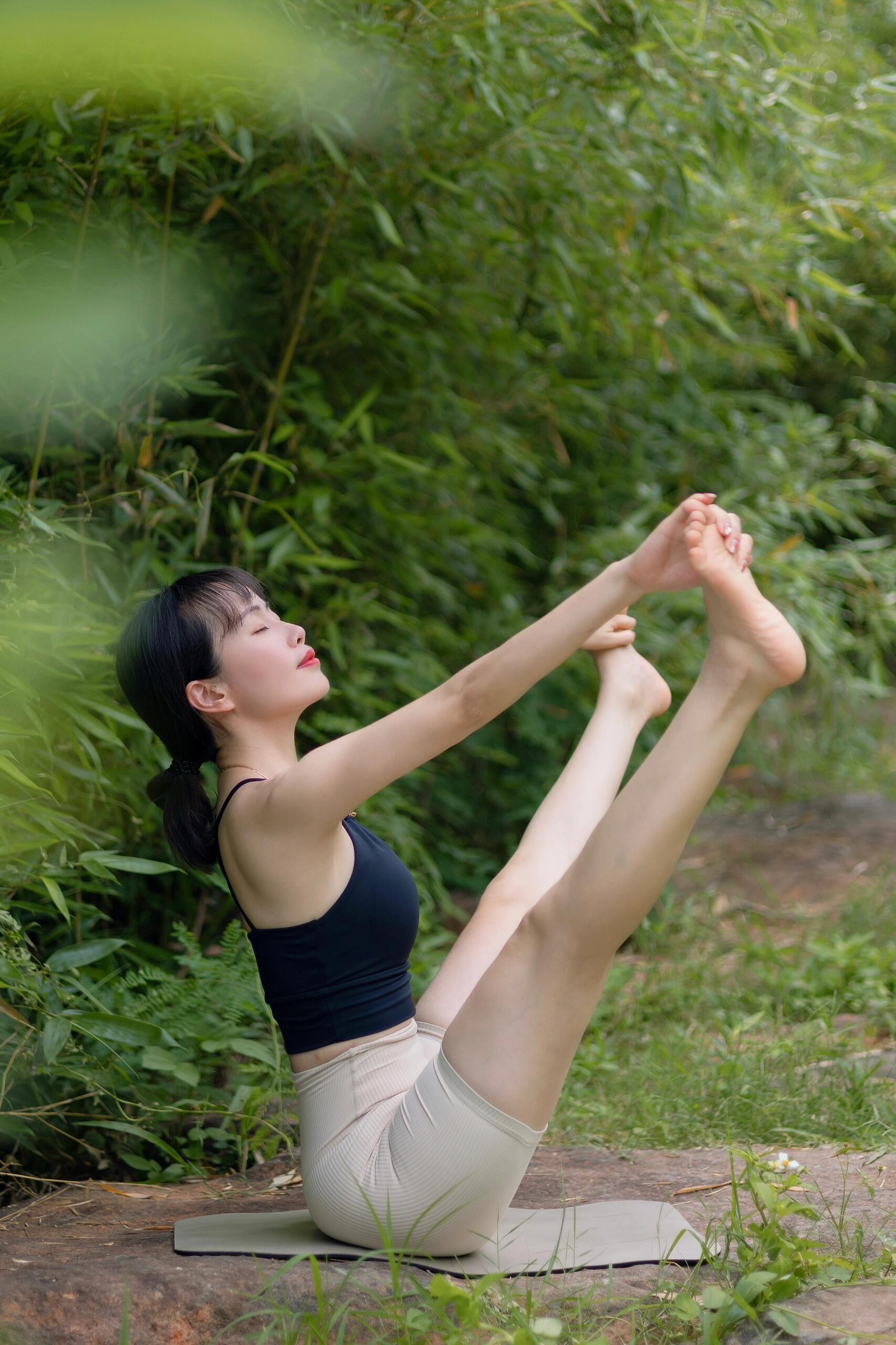 《小姐姐练瑜伽》作品图