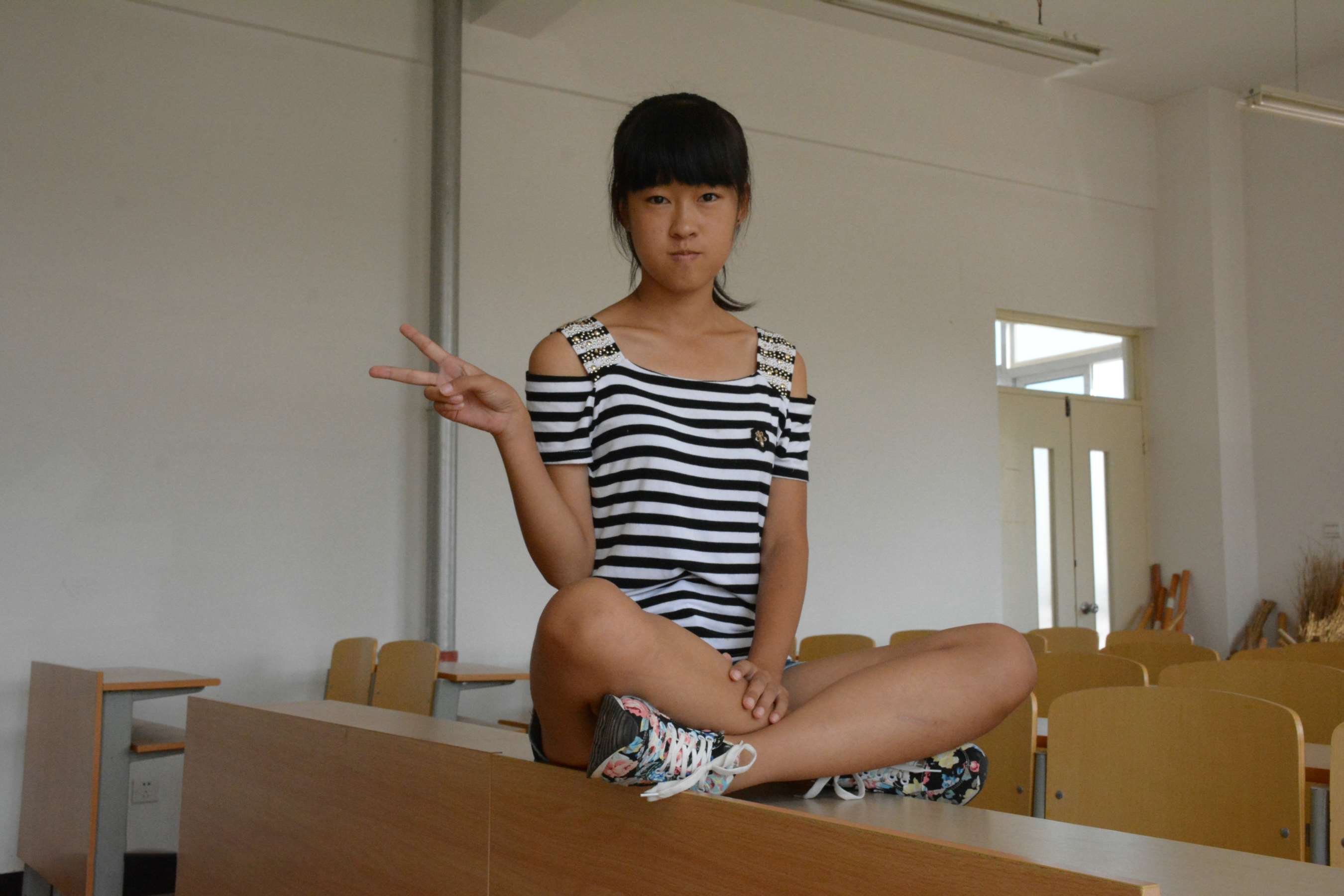 《佳佳教室热裤の棉袜脚丫》作品图