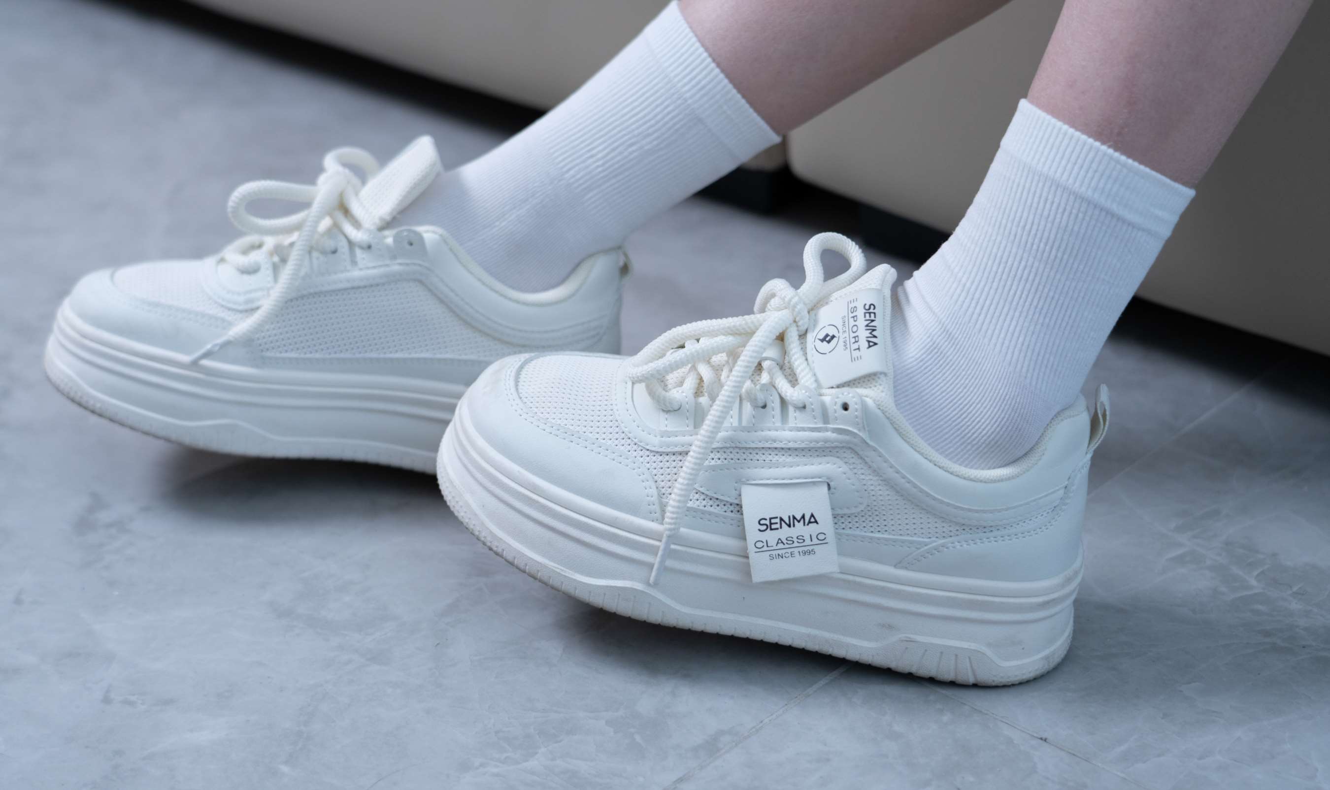 《珞珞-板鞋、白棉袜、裸足》作品图